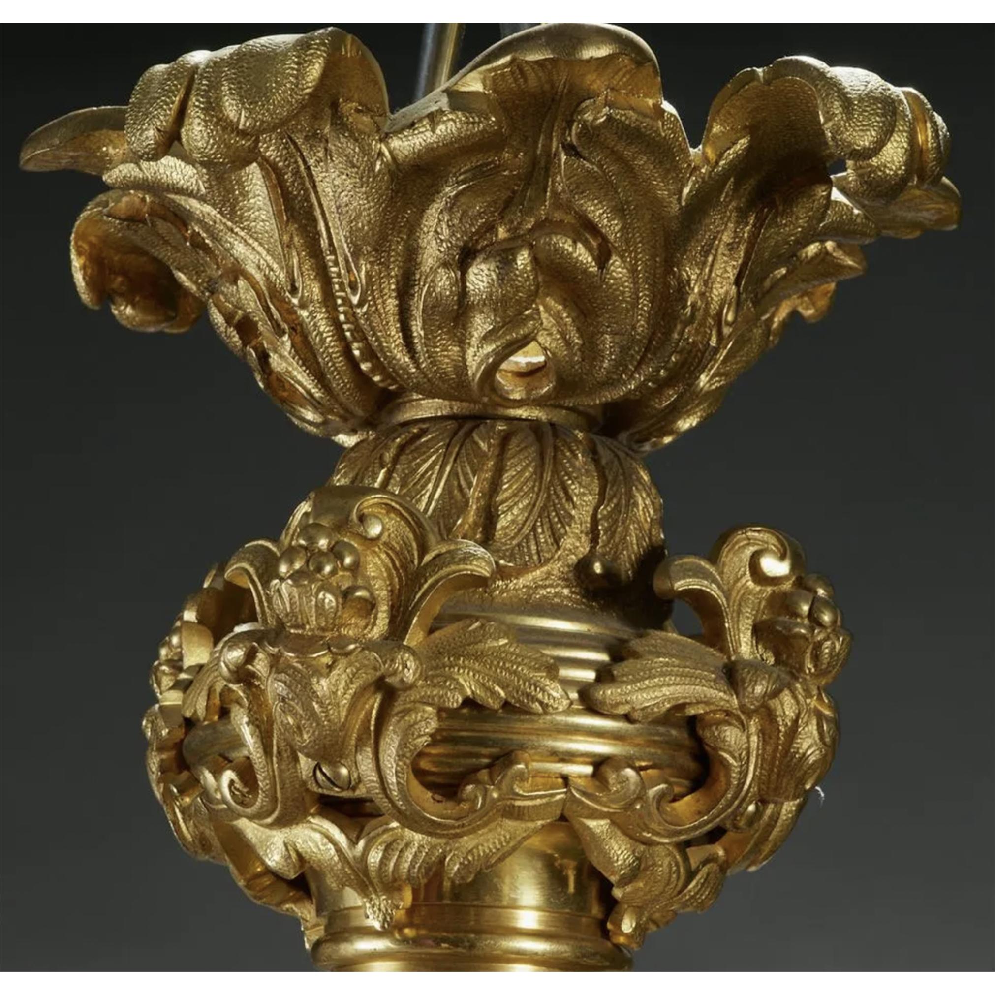 Feiner 8-armiger Kronleuchter im Louis-XIV-Stil aus vergoldeter Bronze im Zustand „Gut“ im Angebot in New York, NY