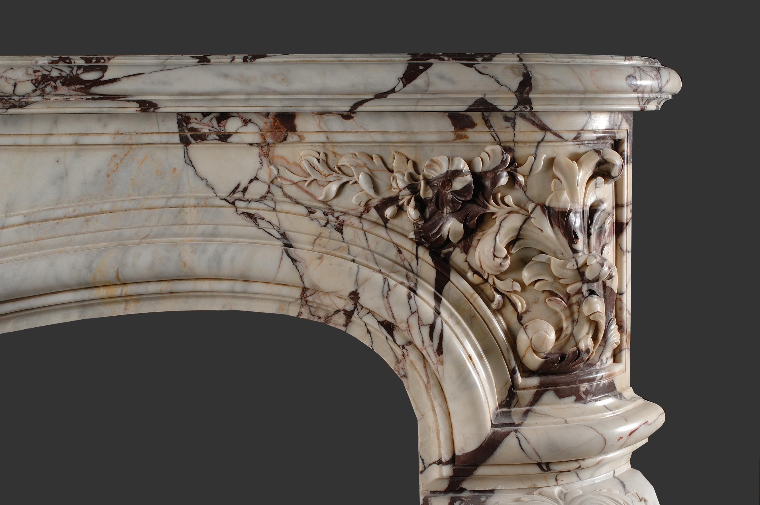 Fine Louis XV 18 th century style marble fireplace In Good Condition For Sale In Brussel, BE