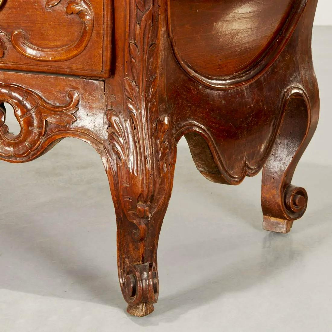 Fine Louis xv Commode from Arles, circa 1760 In Good Condition For Sale In Doylestown, PA