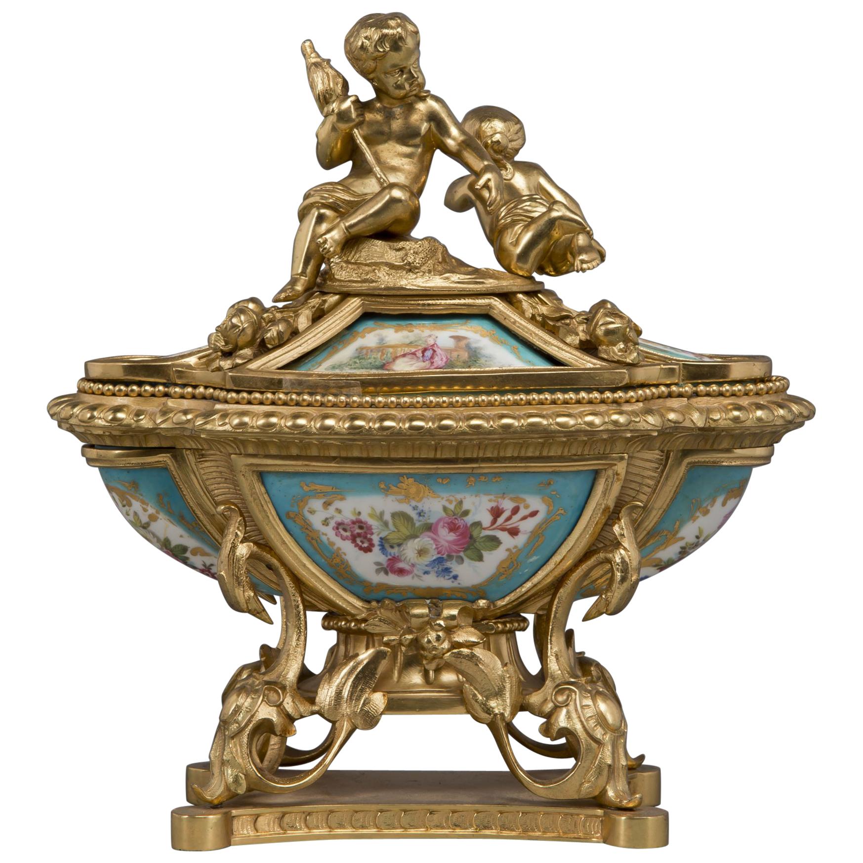 Fino tintero de bronce dorado estilo Luis XV y porcelana estilo Sèvres, hacia 1890
