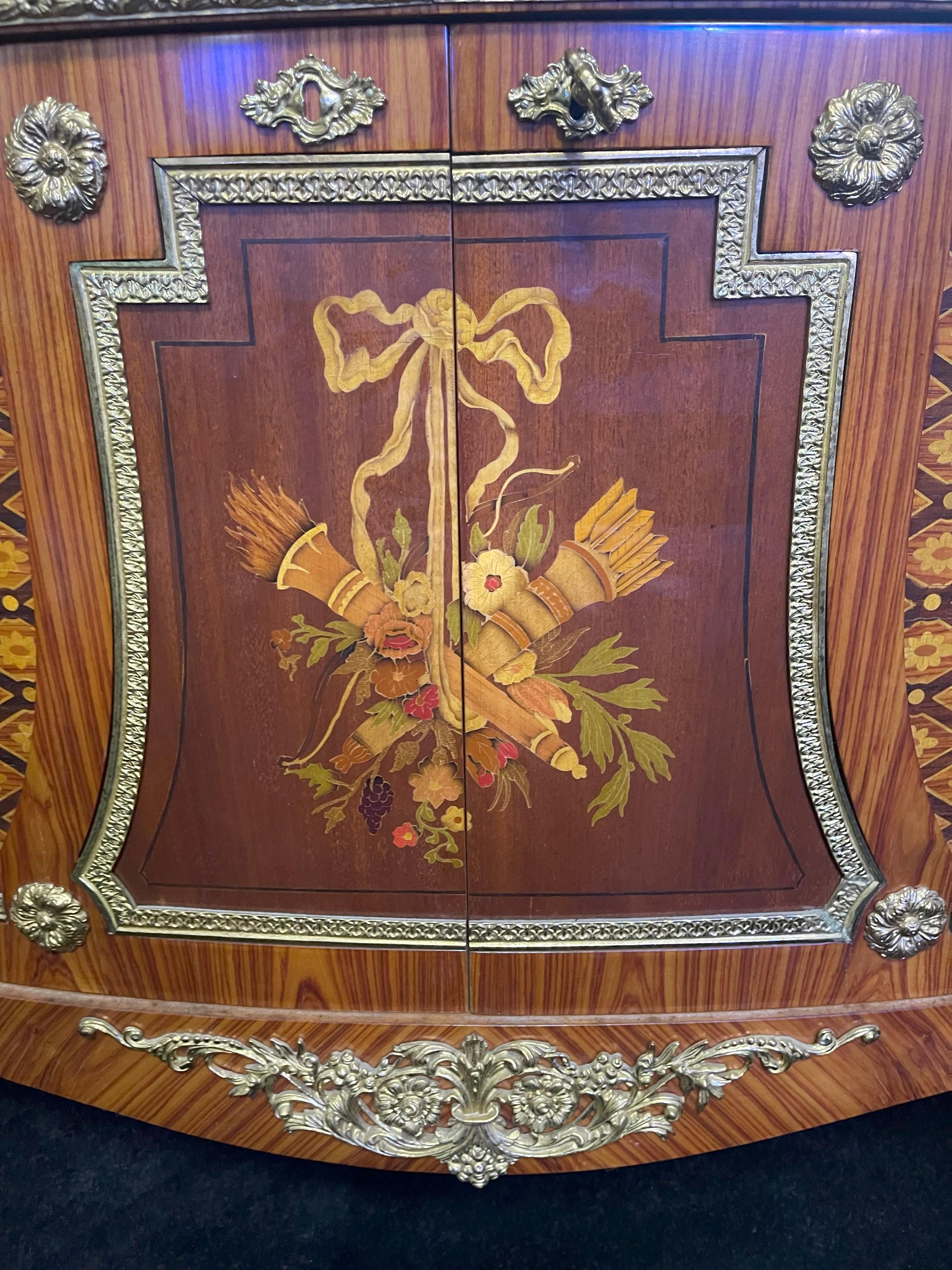 Commodo Demilune intarsiato in stile Luigi XV con piano in marmo verde in vendita 4