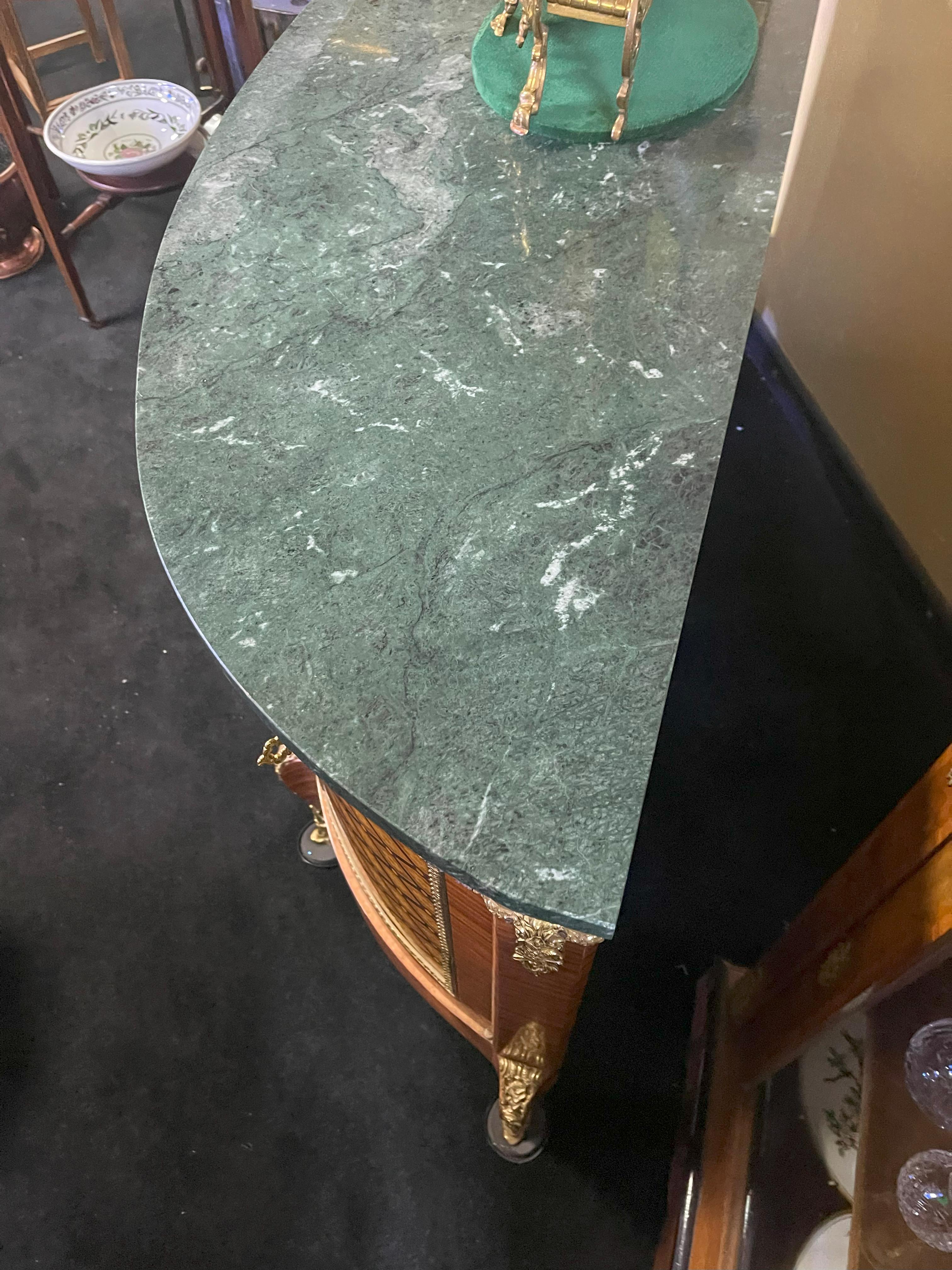 Commodo Demilune intarsiato in stile Luigi XV con piano in marmo verde in vendita 7
