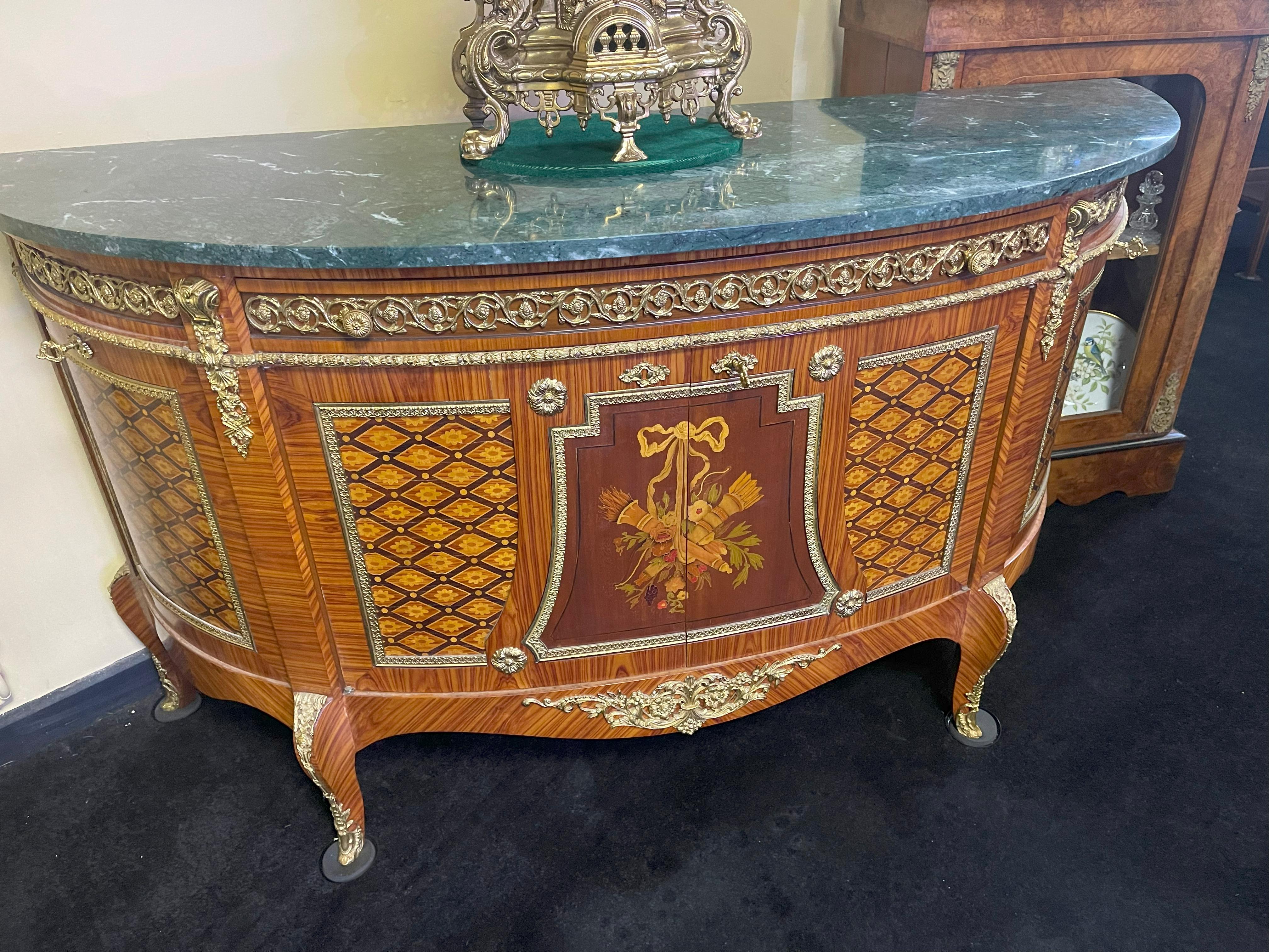 Commodo Demilune intarsiato in stile Luigi XV con piano in marmo verde in vendita 10