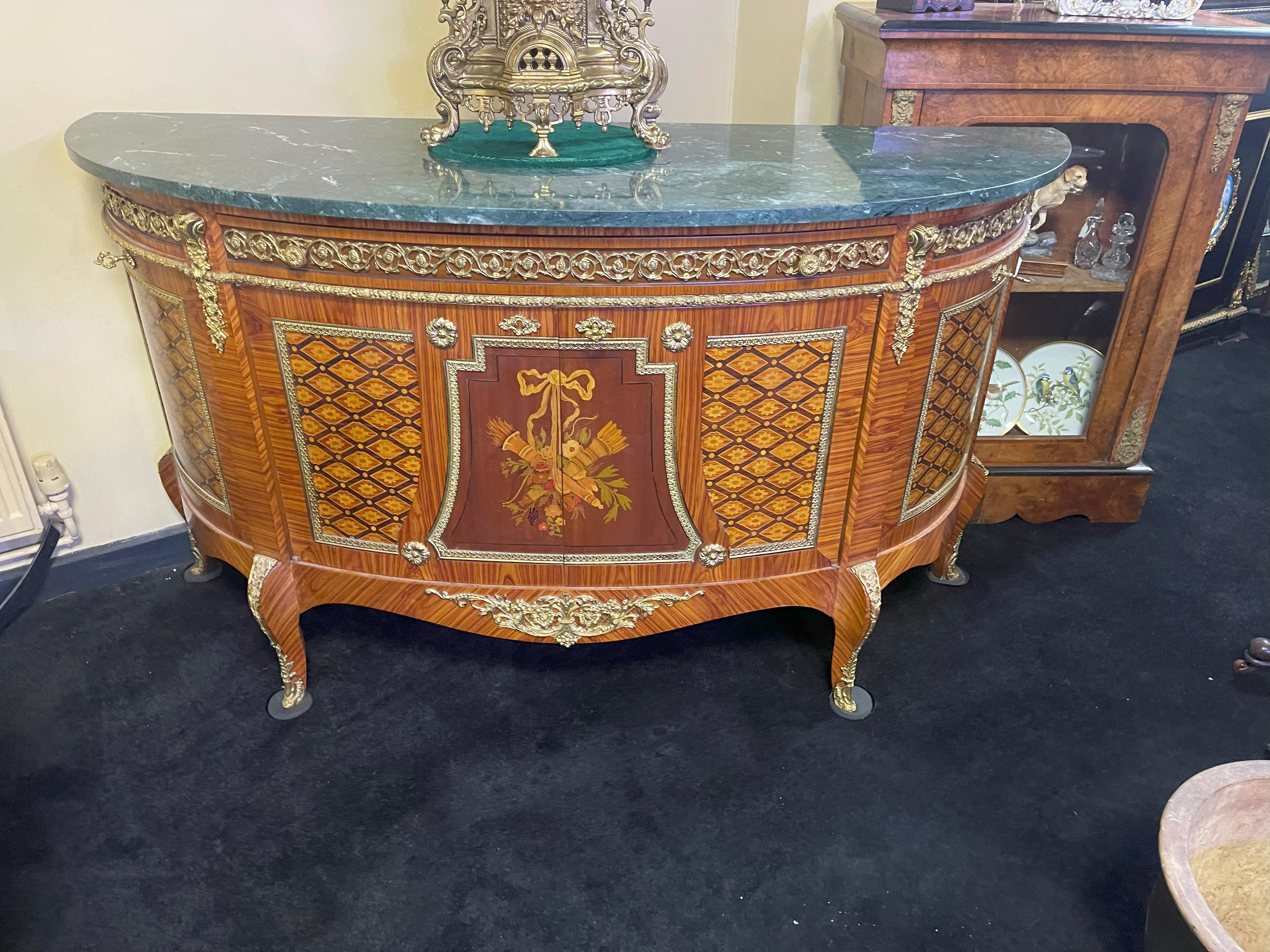 Commodo Demilune intarsiato in stile Luigi XV con piano in marmo verde

Una commode in stile Luigi XV di forma demilinea, finemente lavorata e di grande impatto visivo, risalente alla fine del XX o all'inizio del XXI secolo.

Questo elegante mobile