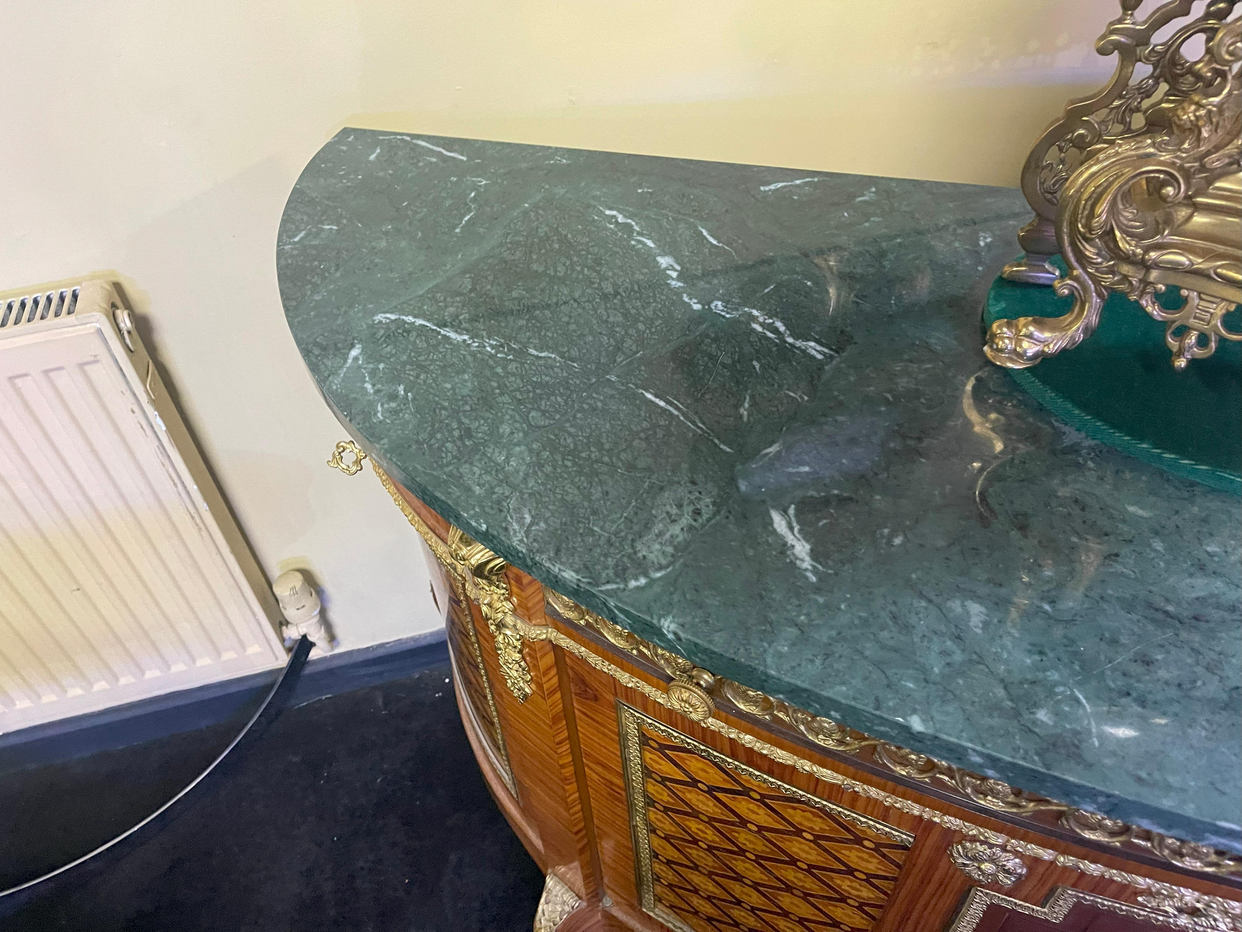 Commodo Demilune intarsiato in stile Luigi XV con piano in marmo verde In condizioni buone in vendita a Worcester, GB