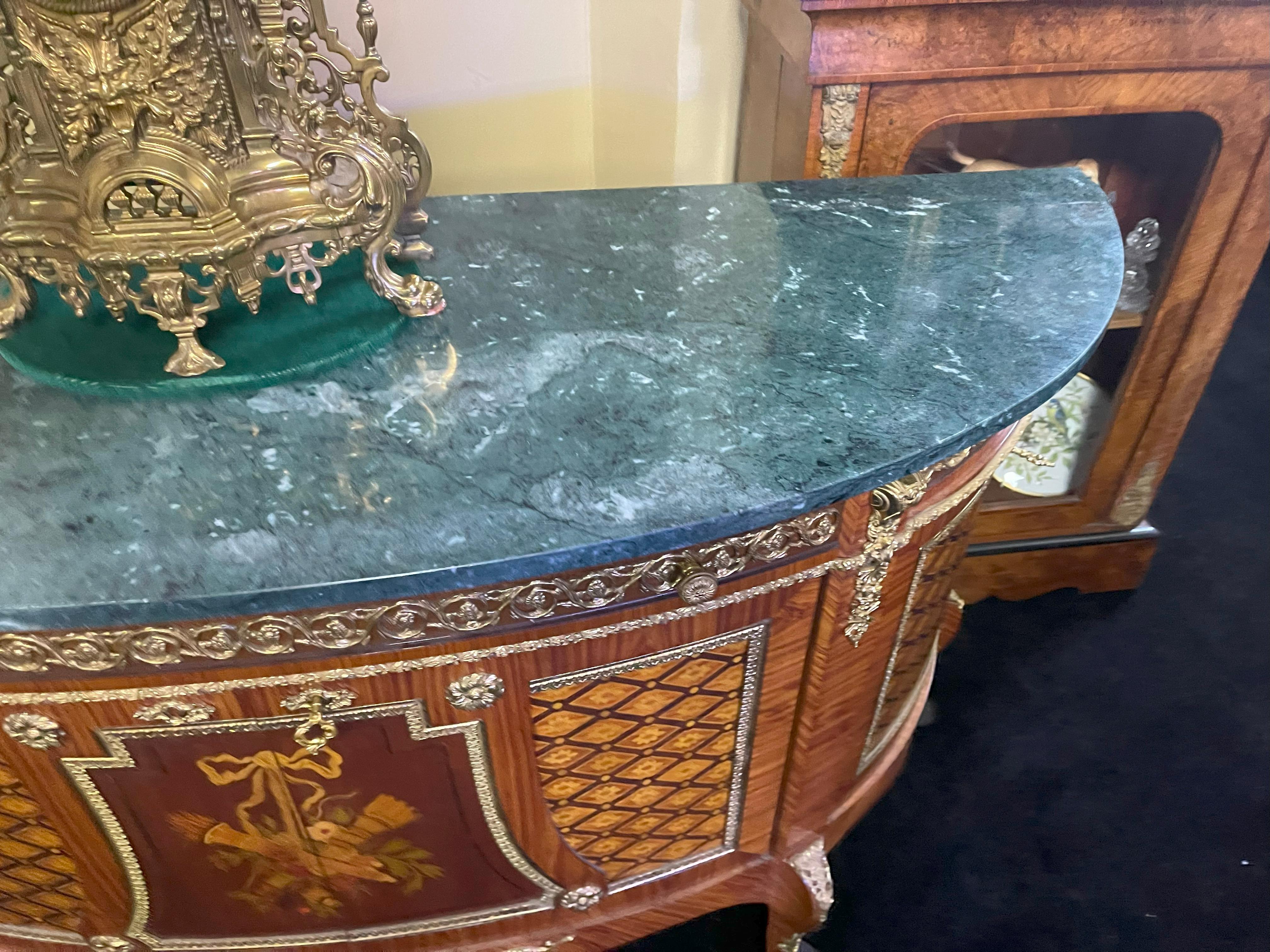 XX secolo Commodo Demilune intarsiato in stile Luigi XV con piano in marmo verde in vendita