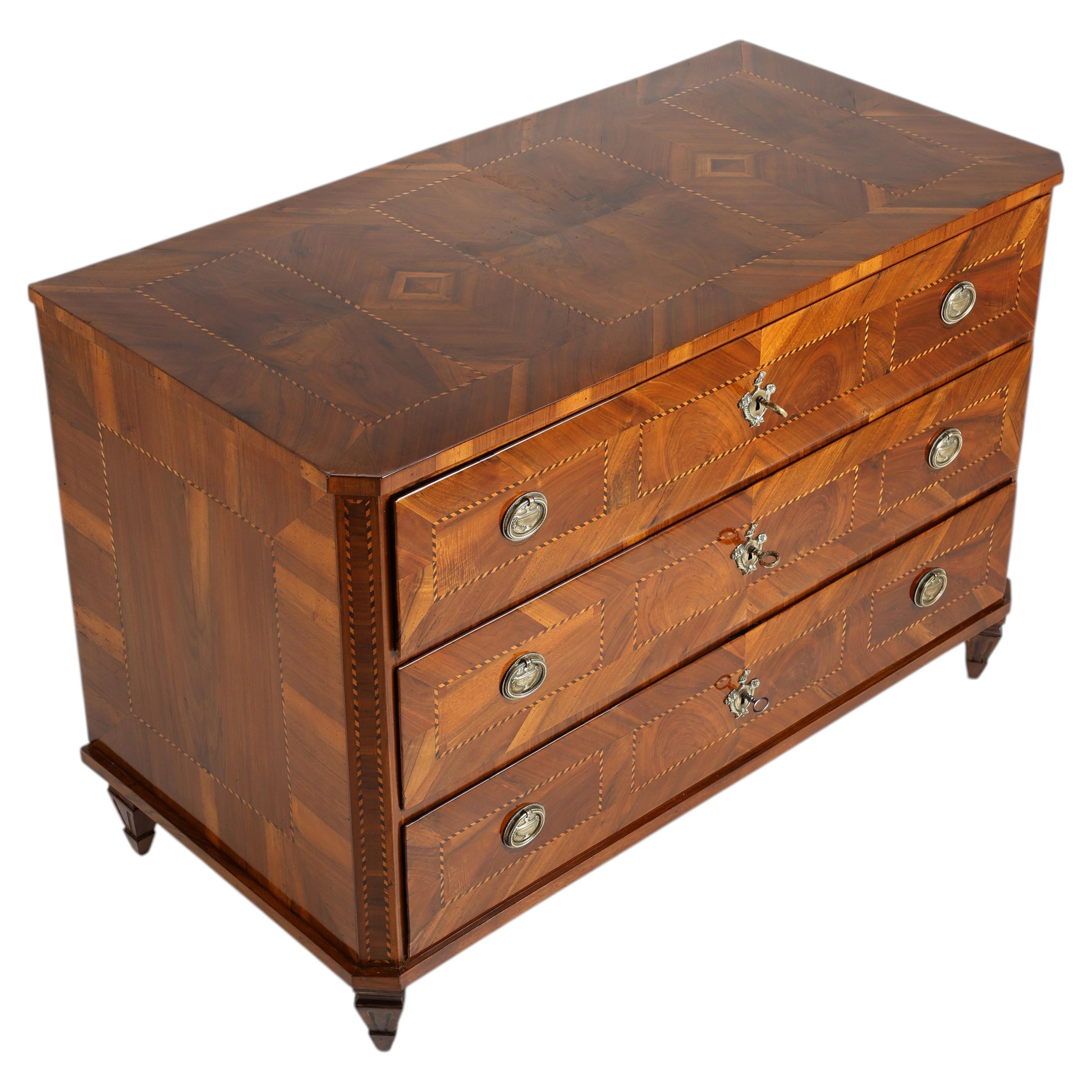 Commode Louis XVI en noyer avec marqueterie, Circa 1790 en vente