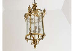 Raffinato lampadario a quattro luci in ottone e vetro in stile Luigi XVI