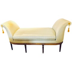 Chaise longue ou lit de repos de style Louis XVI en tissu de soie