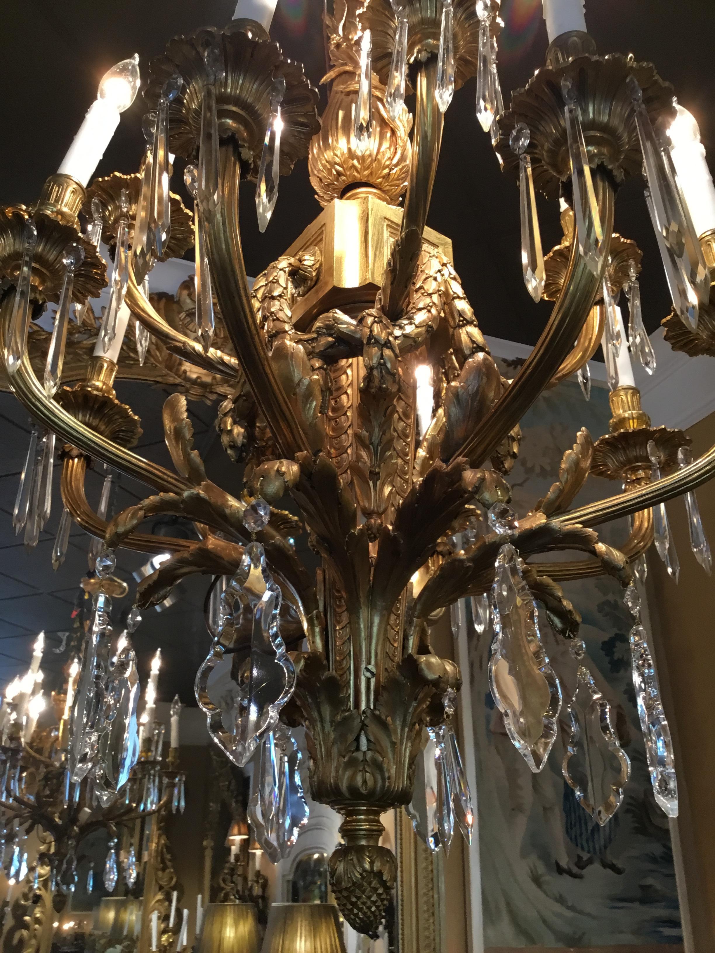 Francese Raffinato lampadario a dodici luci in bronzo dorato e cristallo in stile Luigi XVI, XIX sec. in vendita