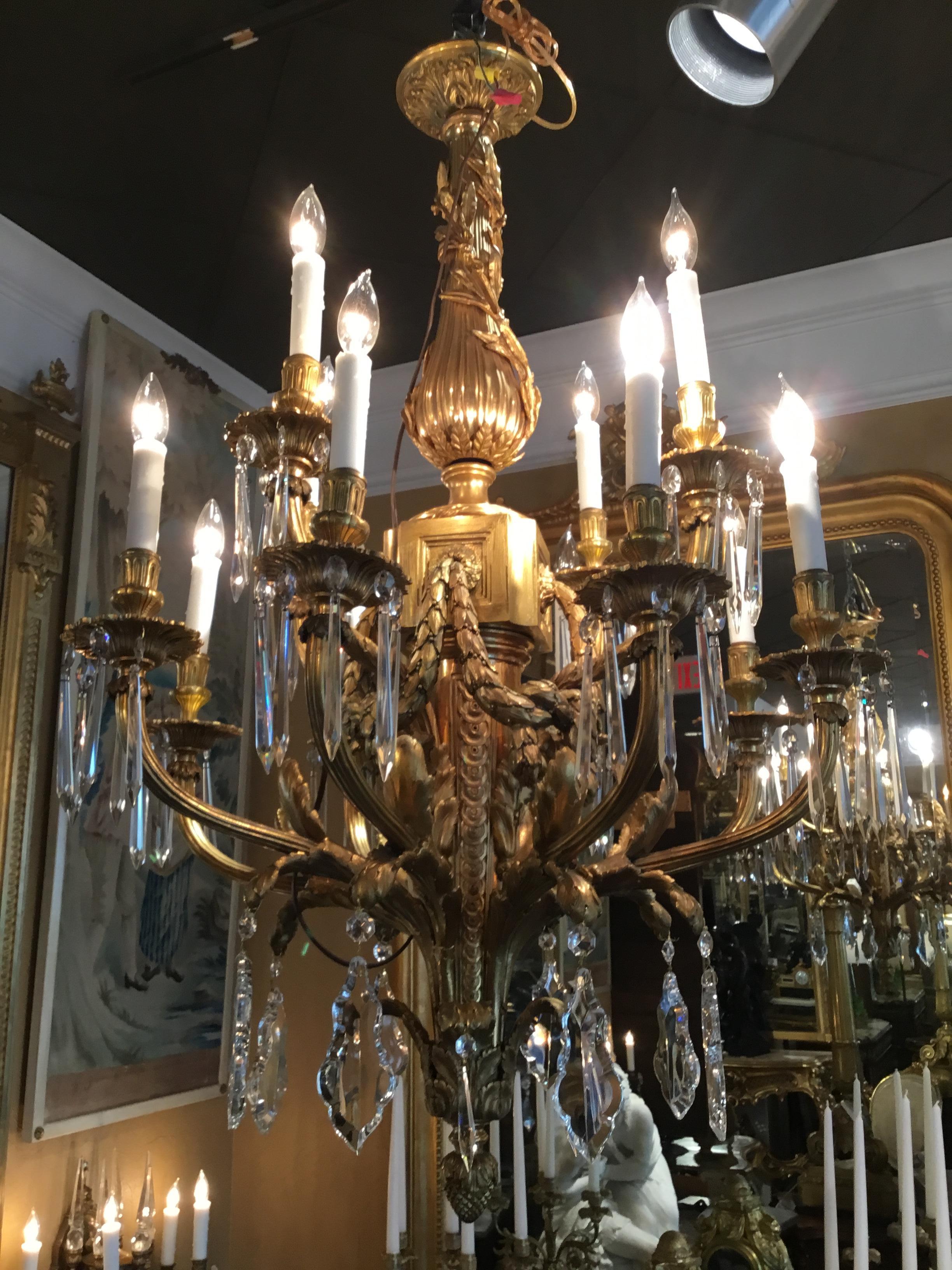 Dorato Raffinato lampadario a dodici luci in bronzo dorato e cristallo in stile Luigi XVI, XIX sec. in vendita