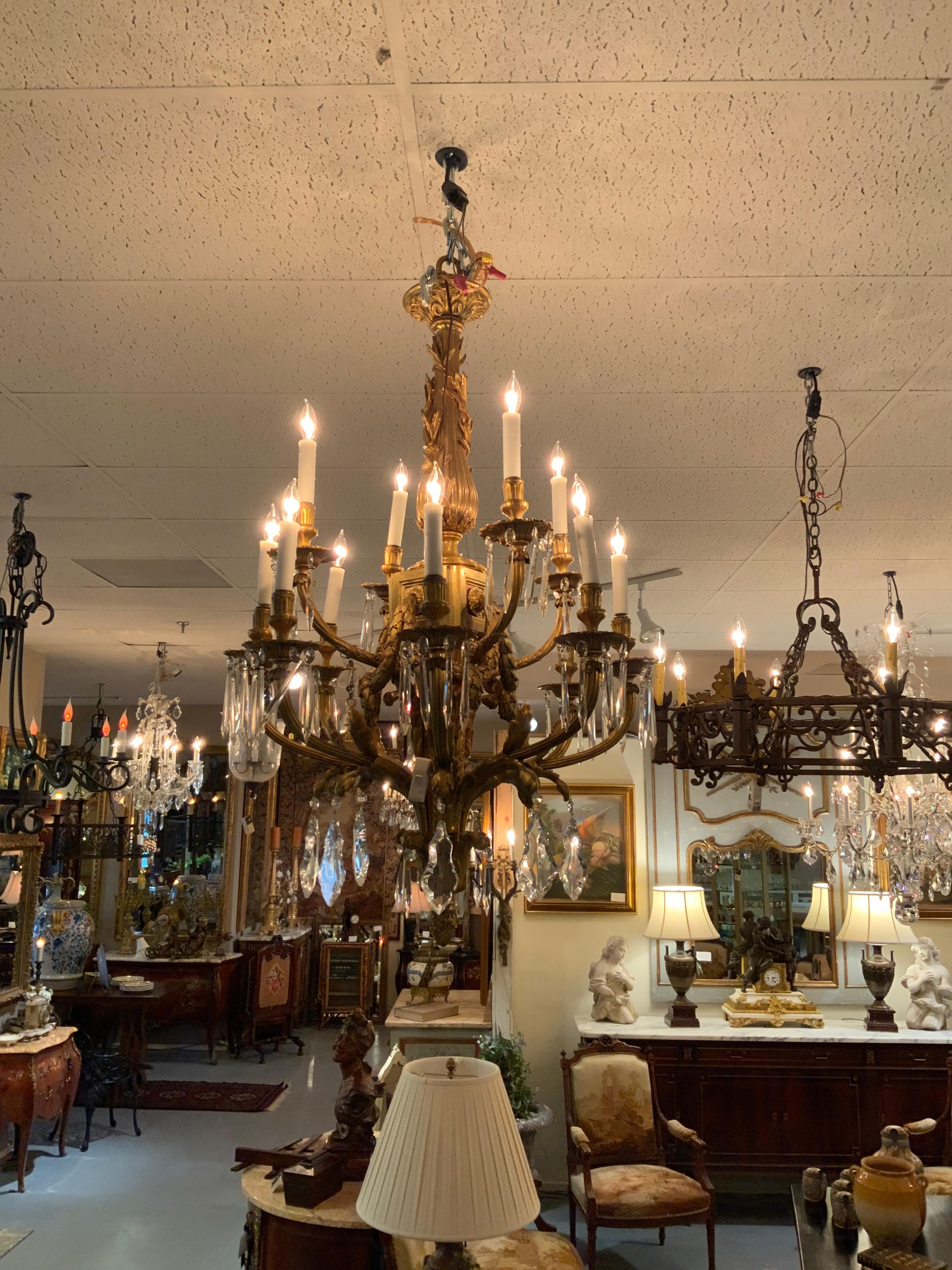 Fine Louis XVI Style Gilt Bronze and Crystal Twelve-Light Chandelier 19th c. en vente 4