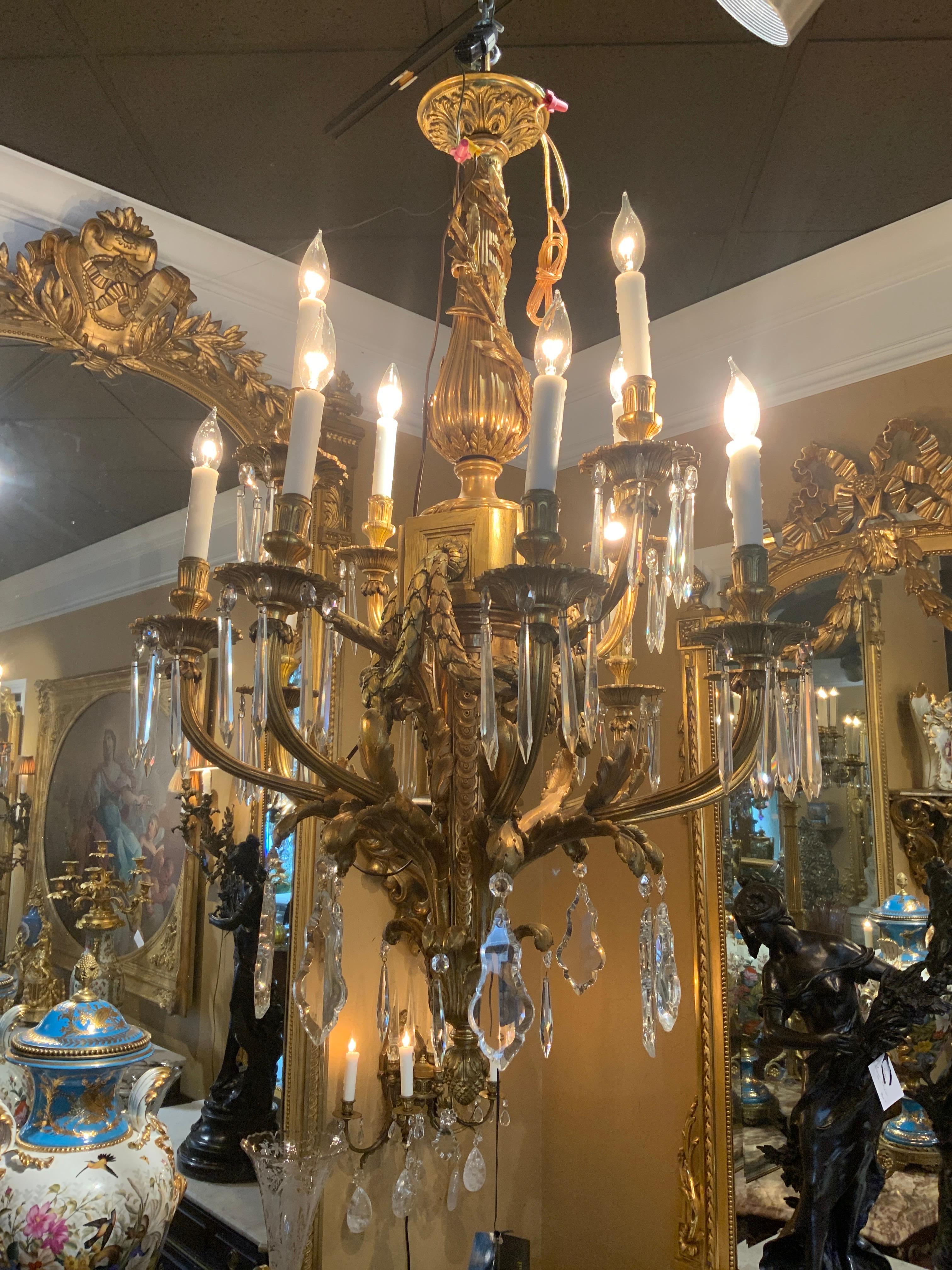 Raffinato lampadario a dodici luci in bronzo dorato e cristallo in stile Luigi XVI, XIX sec. In condizioni ottime in vendita a Houston, TX