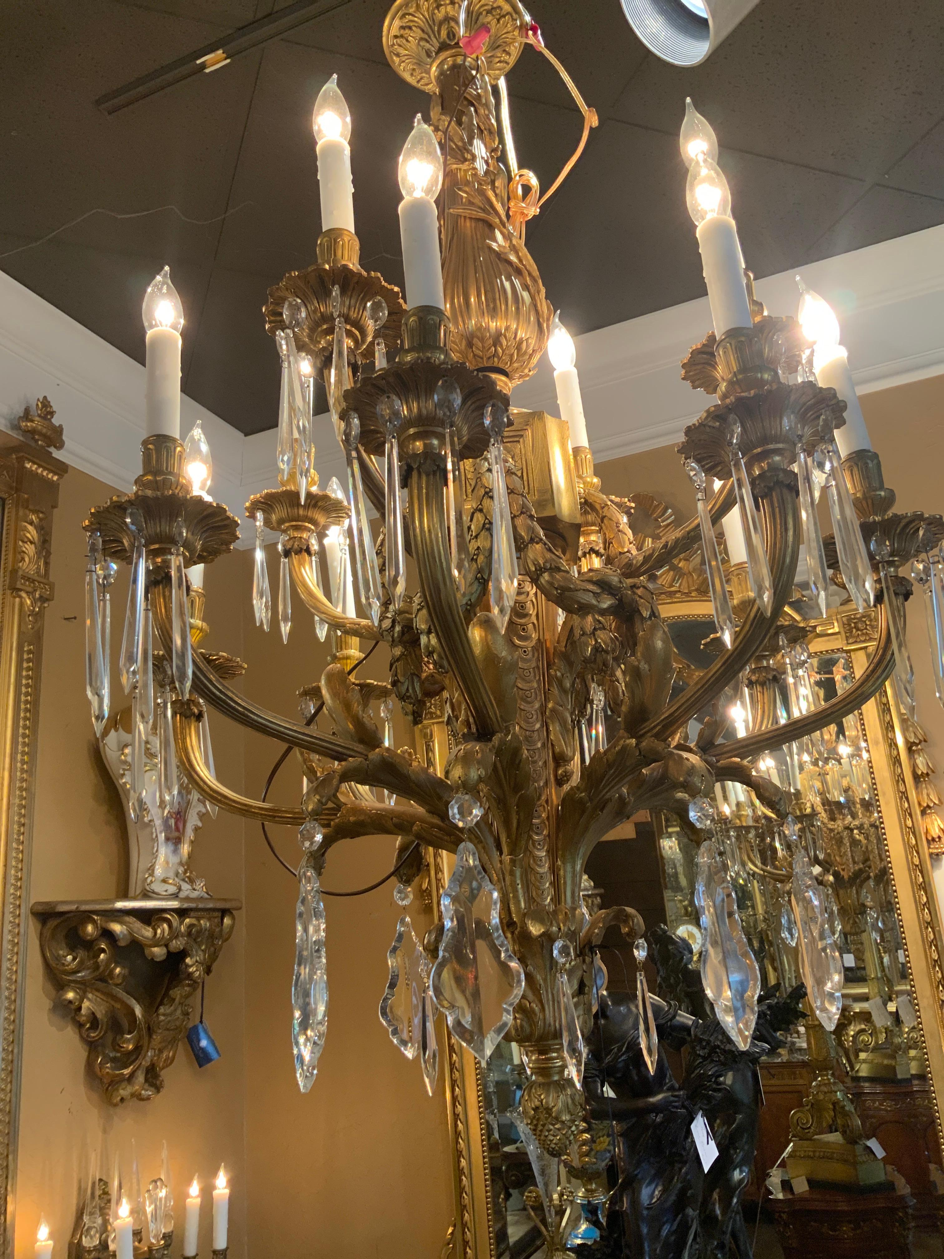XIX secolo Raffinato lampadario a dodici luci in bronzo dorato e cristallo in stile Luigi XVI, XIX sec. in vendita