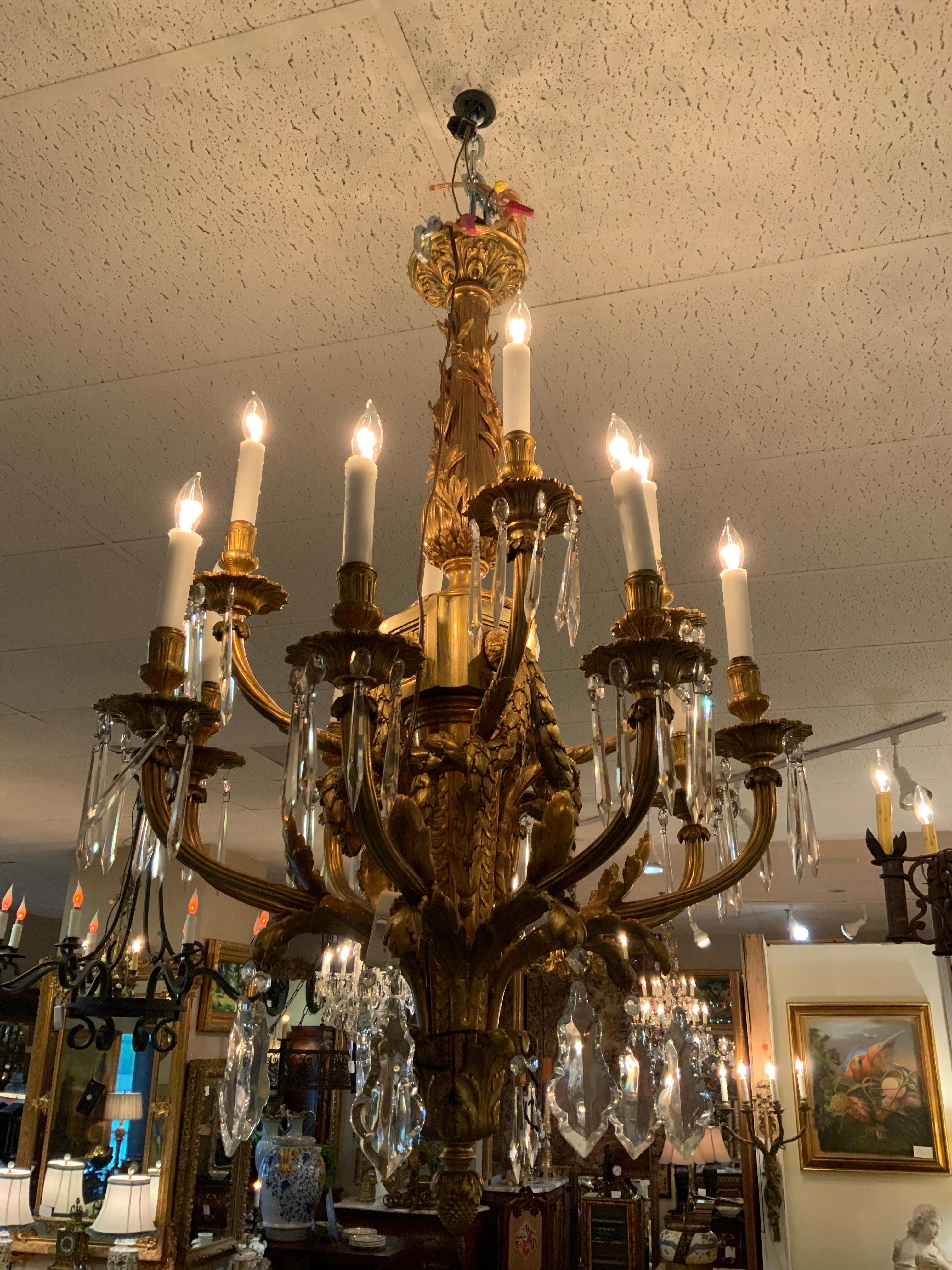 Fine Louis XVI Style Gilt Bronze and Crystal Twelve-Light Chandelier 19th c. en vente 3