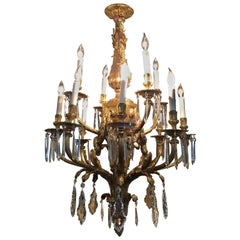 Feiner zwölfflammiger Kronleuchter aus vergoldeter Bronze und Kristall im Louis-XVI.-Stil des 19. Jahrhunderts.