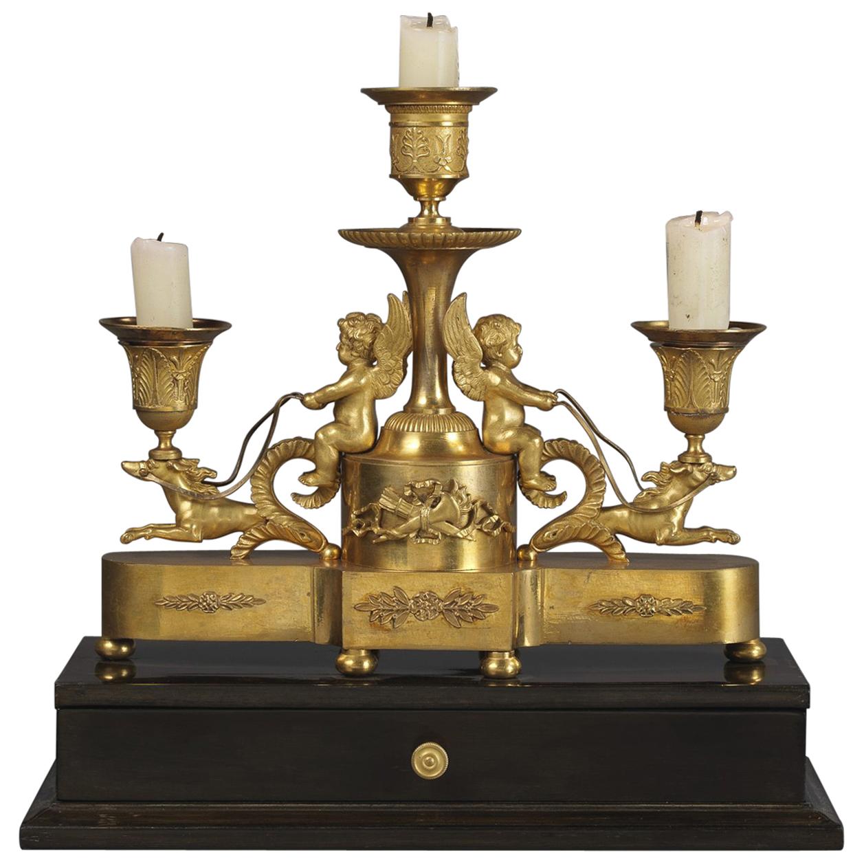 Raffinata piantana da tavolo a tre luci in bronzo dorato ed ebano in stile Luigi XVI, circa 1820 in vendita