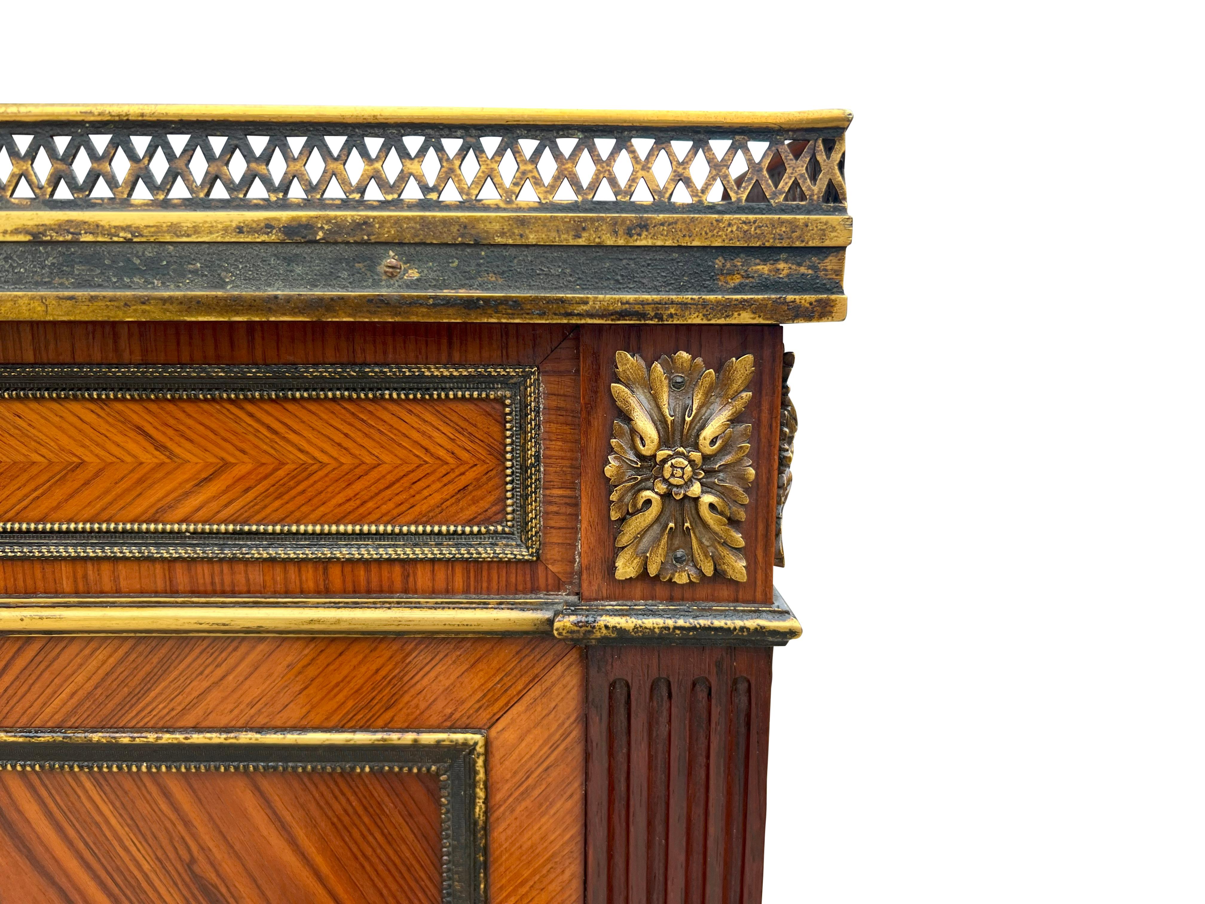 Feine Louis XVI Stil Kingwood und Bronze montiert Kabinett im Angebot 1