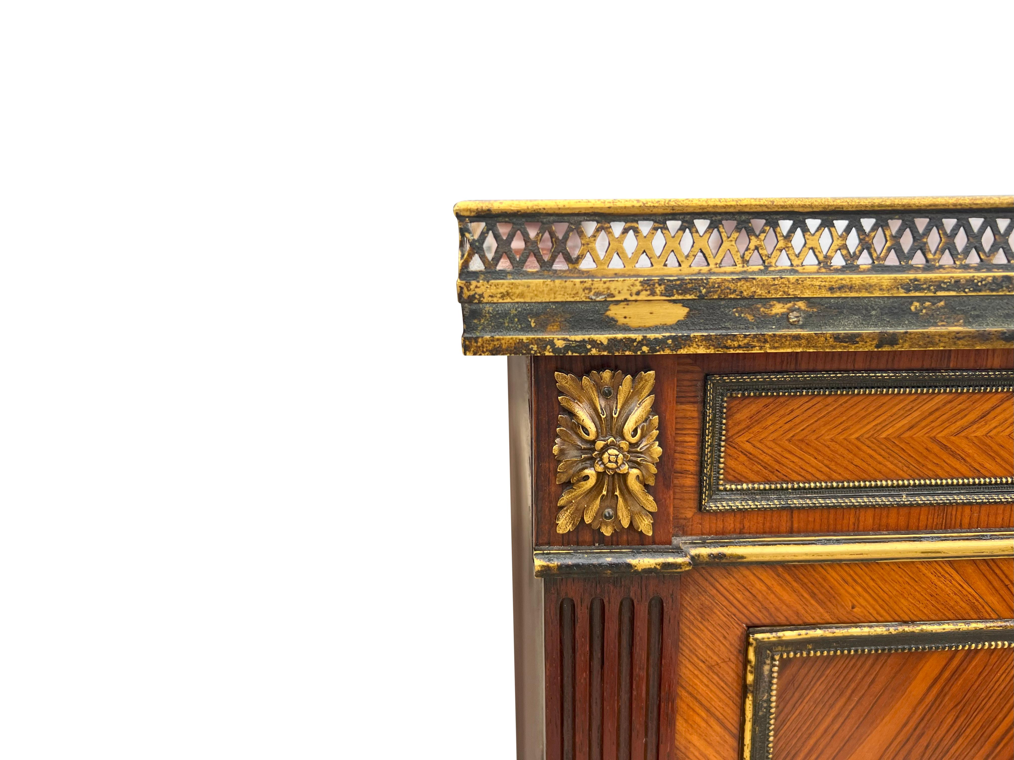 Feine Louis XVI Stil Kingwood und Bronze montiert Kabinett im Angebot 2