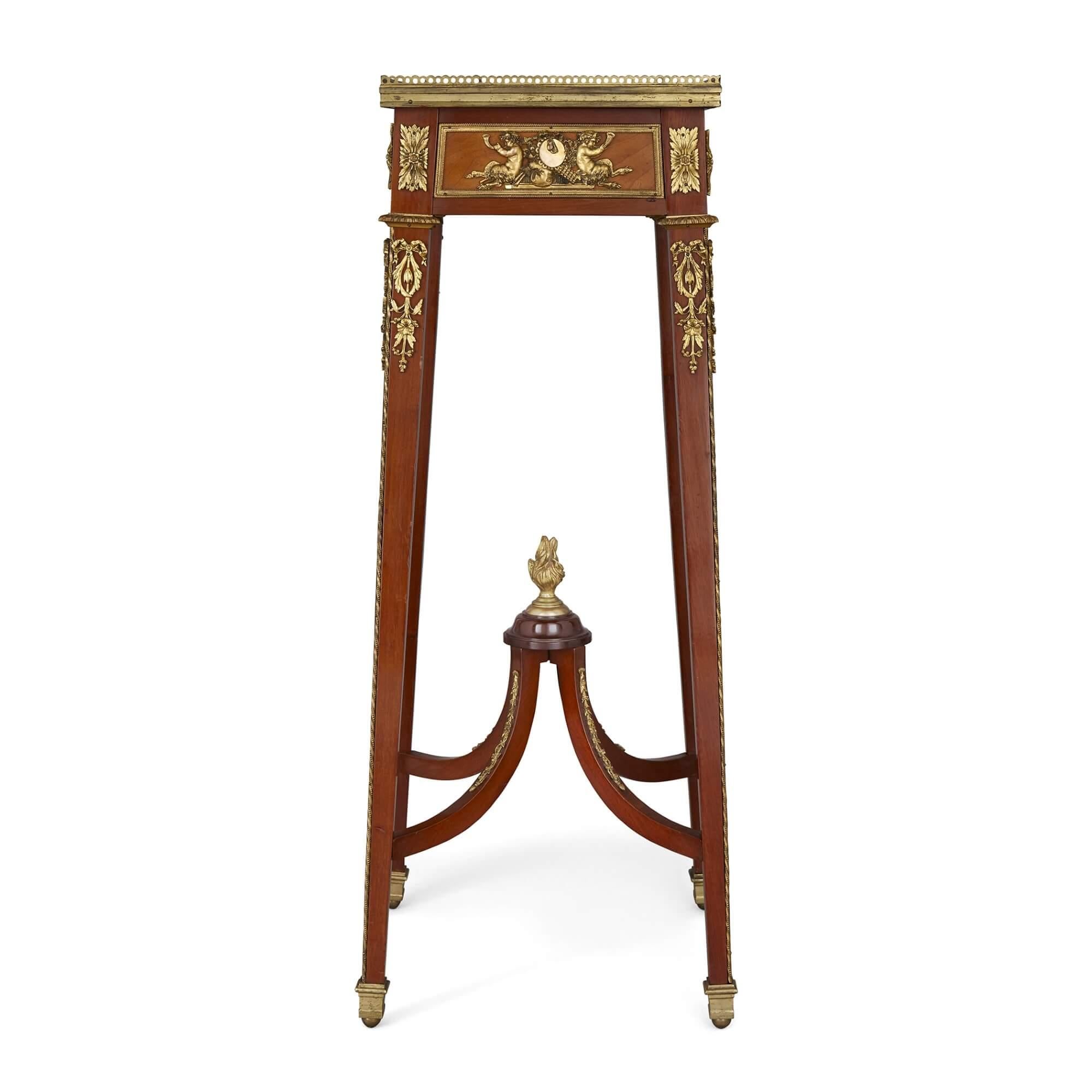 Antico cavalletto in mogano ormolu e montato con piano in onice
Francese, fine del XIX secolo
Altezza 89cm, larghezza 36cm, profondità 36cm

Realizzato in stile neoclassico e ispirandosi a vari stili reali francesi, questo stand alto, caratteristico