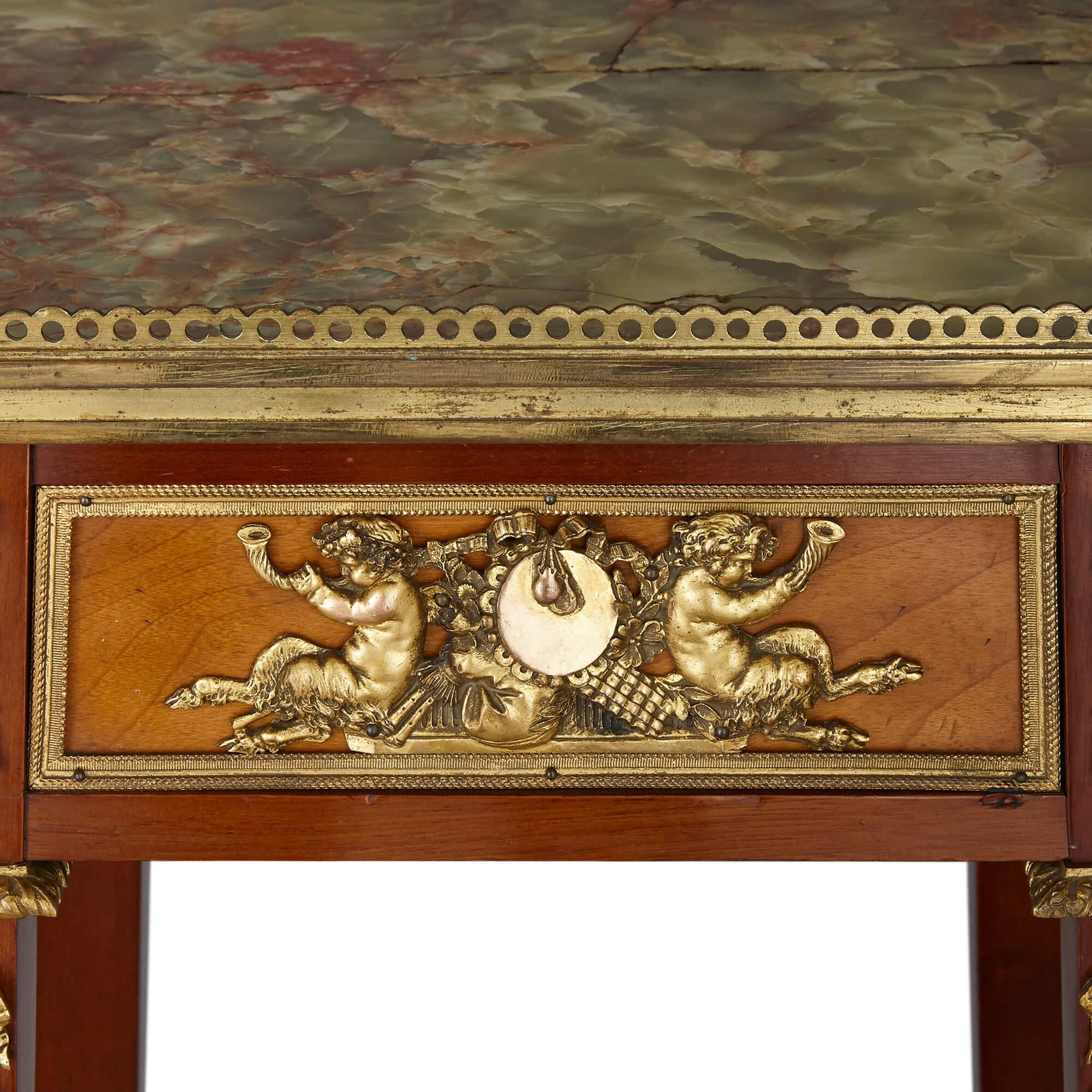 Mahagoni-Ständer im Louis-XVI-Stil mit Goldbronze-Beschlägen und Onyxplatte (Louis XVI.) im Angebot