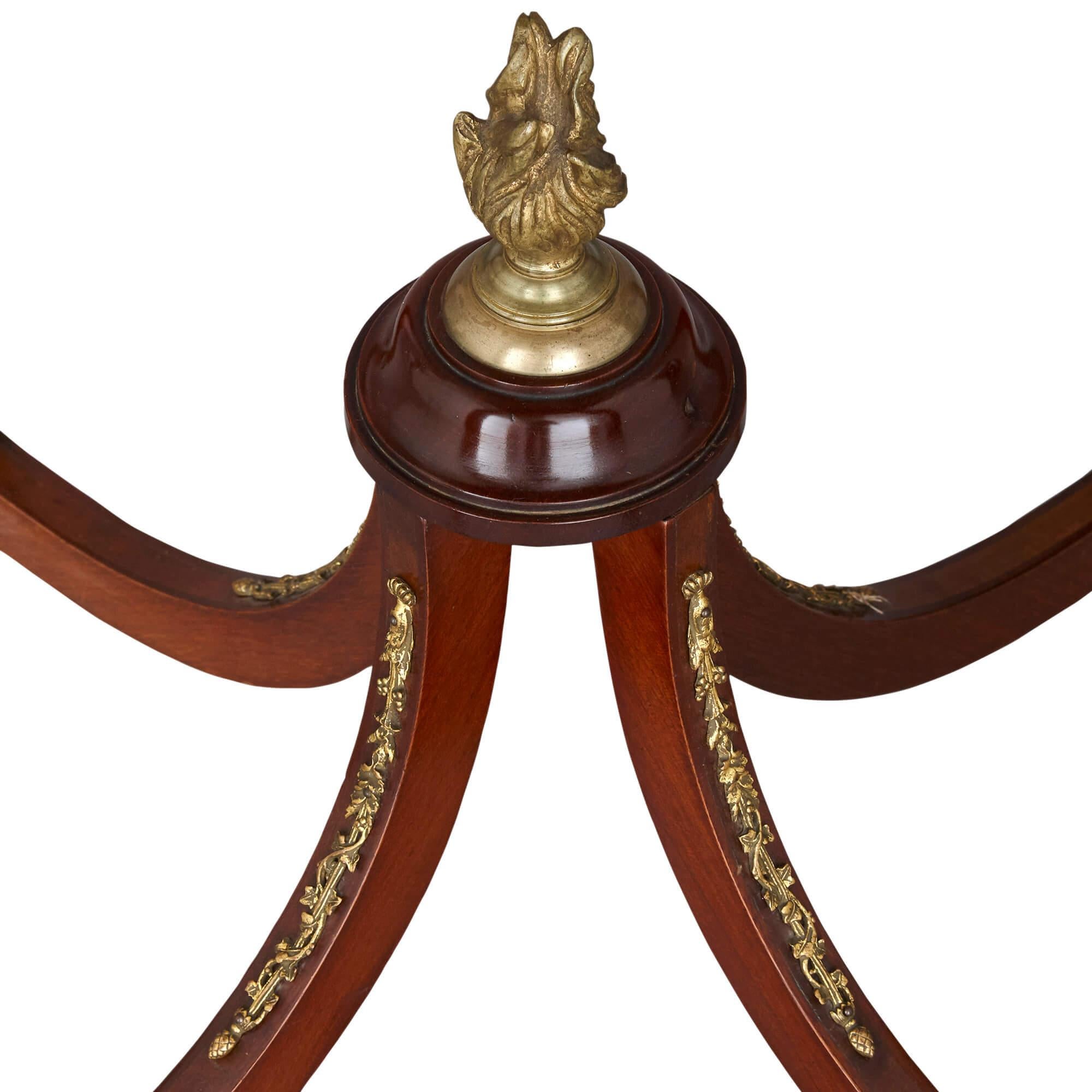 Mahagoni-Ständer im Louis-XVI-Stil mit Goldbronze-Beschlägen und Onyxplatte (Französisch) im Angebot
