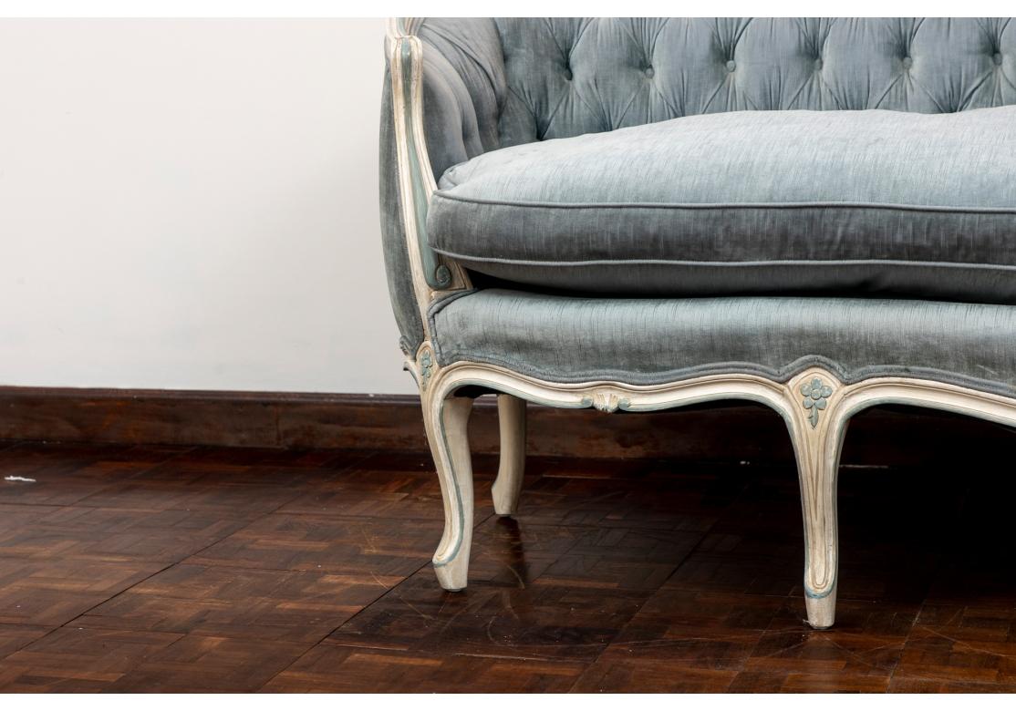 Feines Sofa im Louis-XVI.-Stil in pulverblauem Design von W&J Sloane, New York im Angebot 5