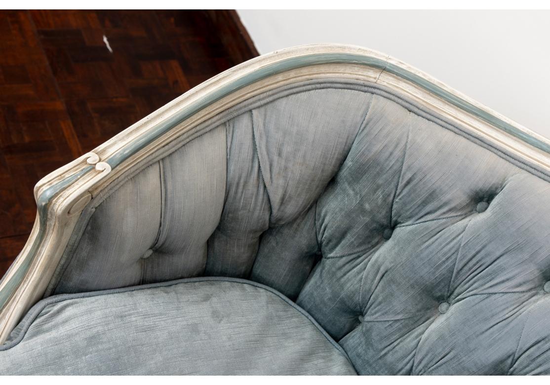 Feines Sofa im Louis-XVI.-Stil in pulverblauem Design von W&J Sloane, New York (Louis XVI.) im Angebot
