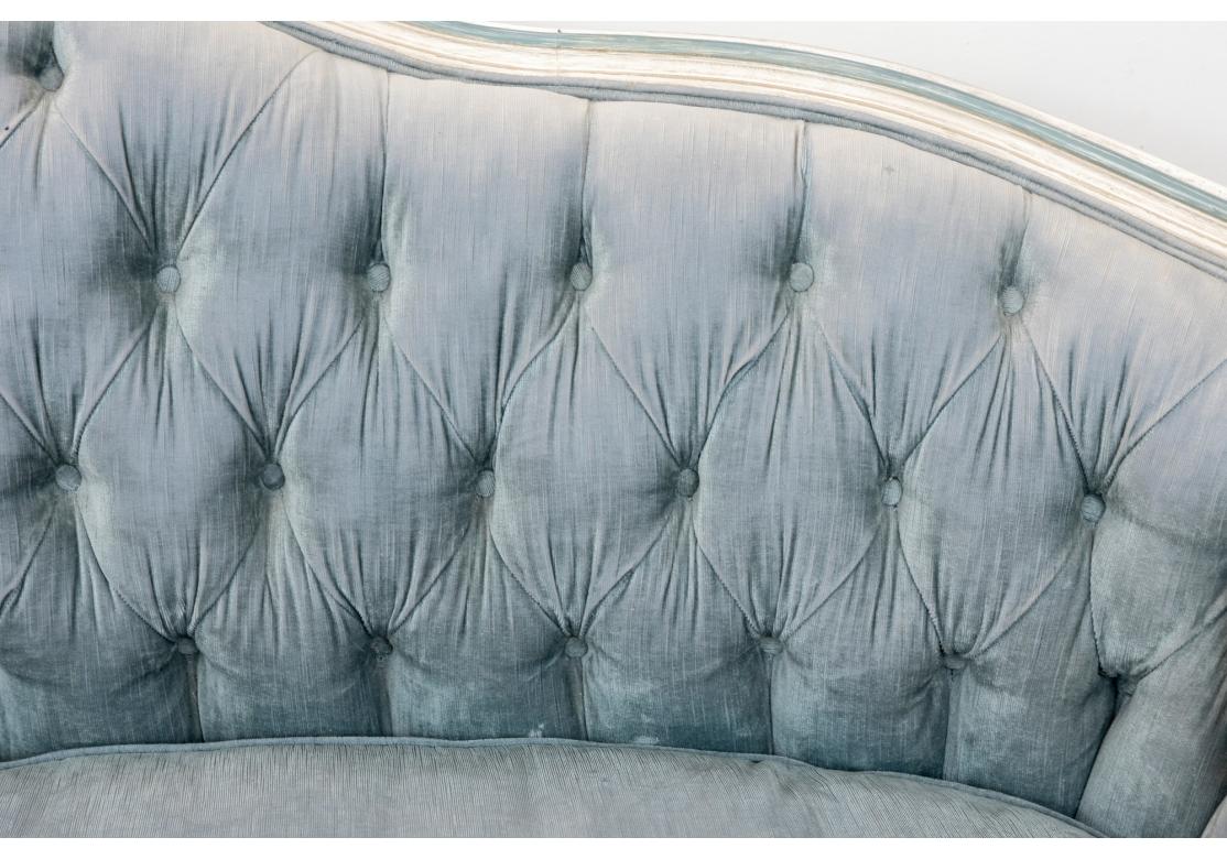 Feines Sofa im Louis-XVI.-Stil in pulverblauem Design von W&J Sloane, New York (20. Jahrhundert) im Angebot