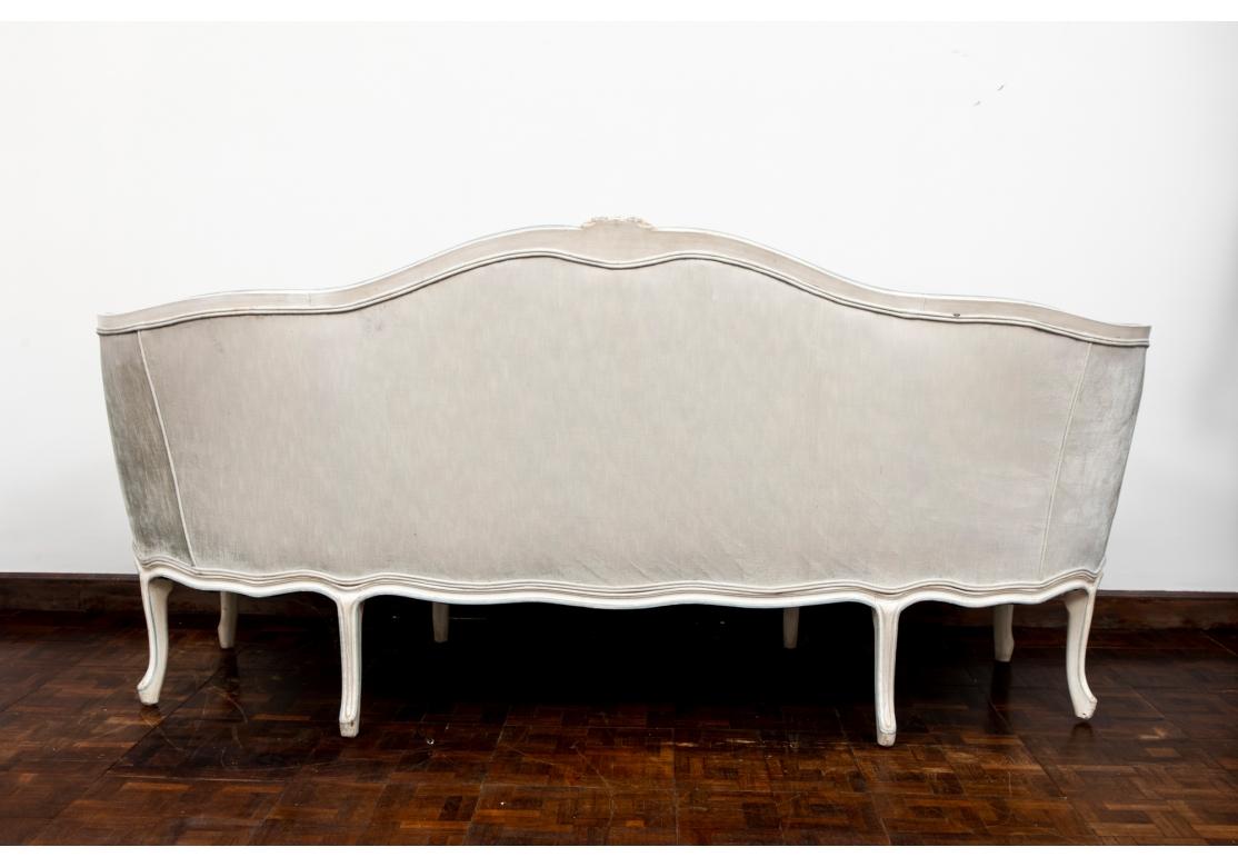 Feines Sofa im Louis-XVI.-Stil in pulverblauem Design von W&J Sloane, New York (Stoff) im Angebot