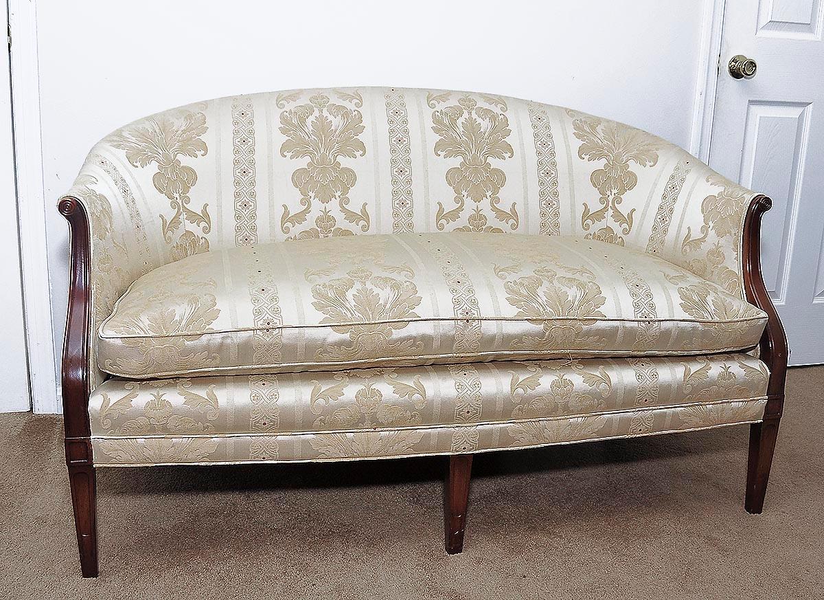Fine Mahogany Hepplewhite Federal Style Settee Loveseat In Good Condition In Swedesboro, NJ