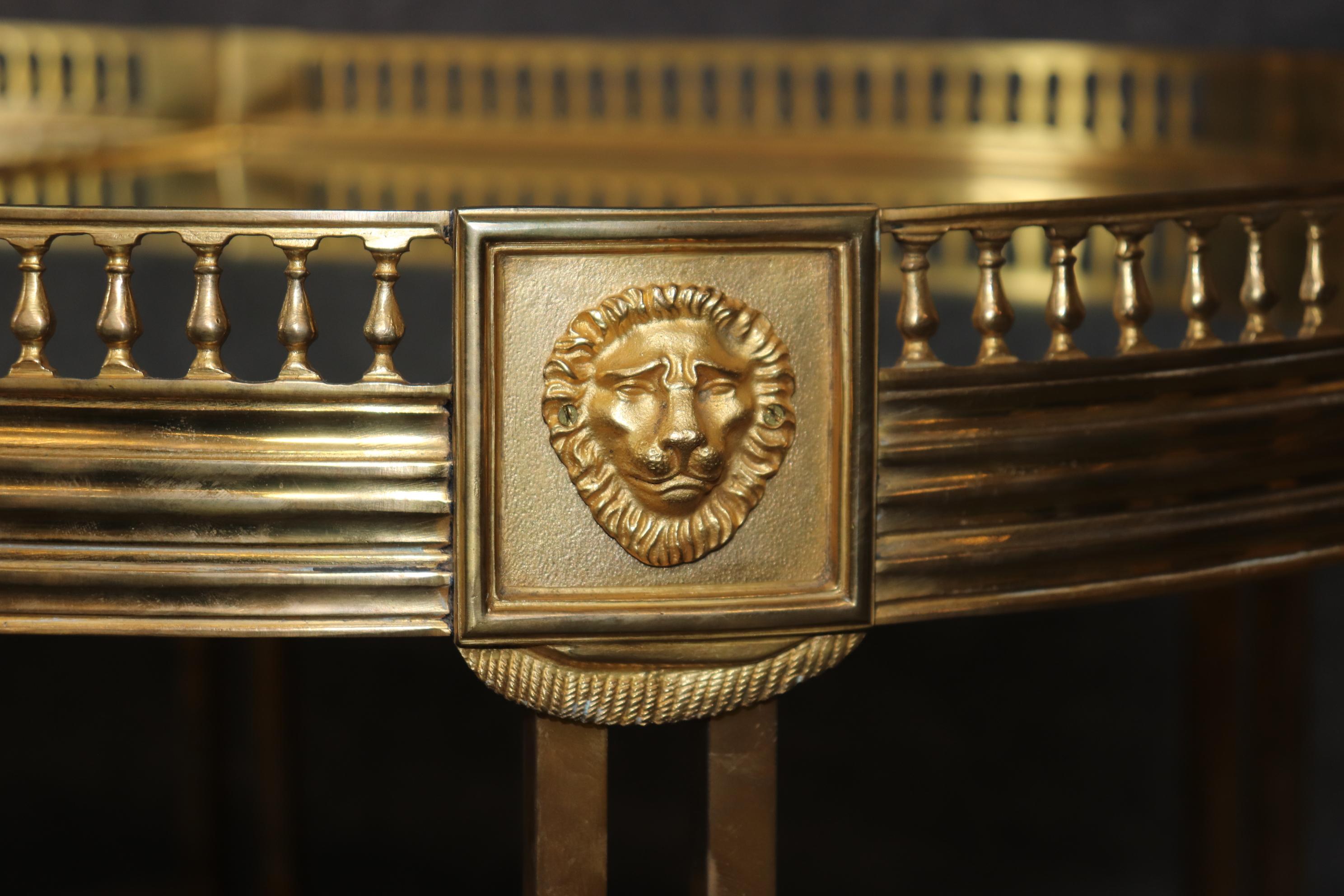Dieser monumentale, extrem schöne Couchtisch wurde höchstwahrscheinlich von Maison Jansen oder Maison Charles hergestellt - zwei der besten und elitärsten Hersteller Frankreichs. Der Tisch ist in drei Teile geteilt, so dass er als ein großer
