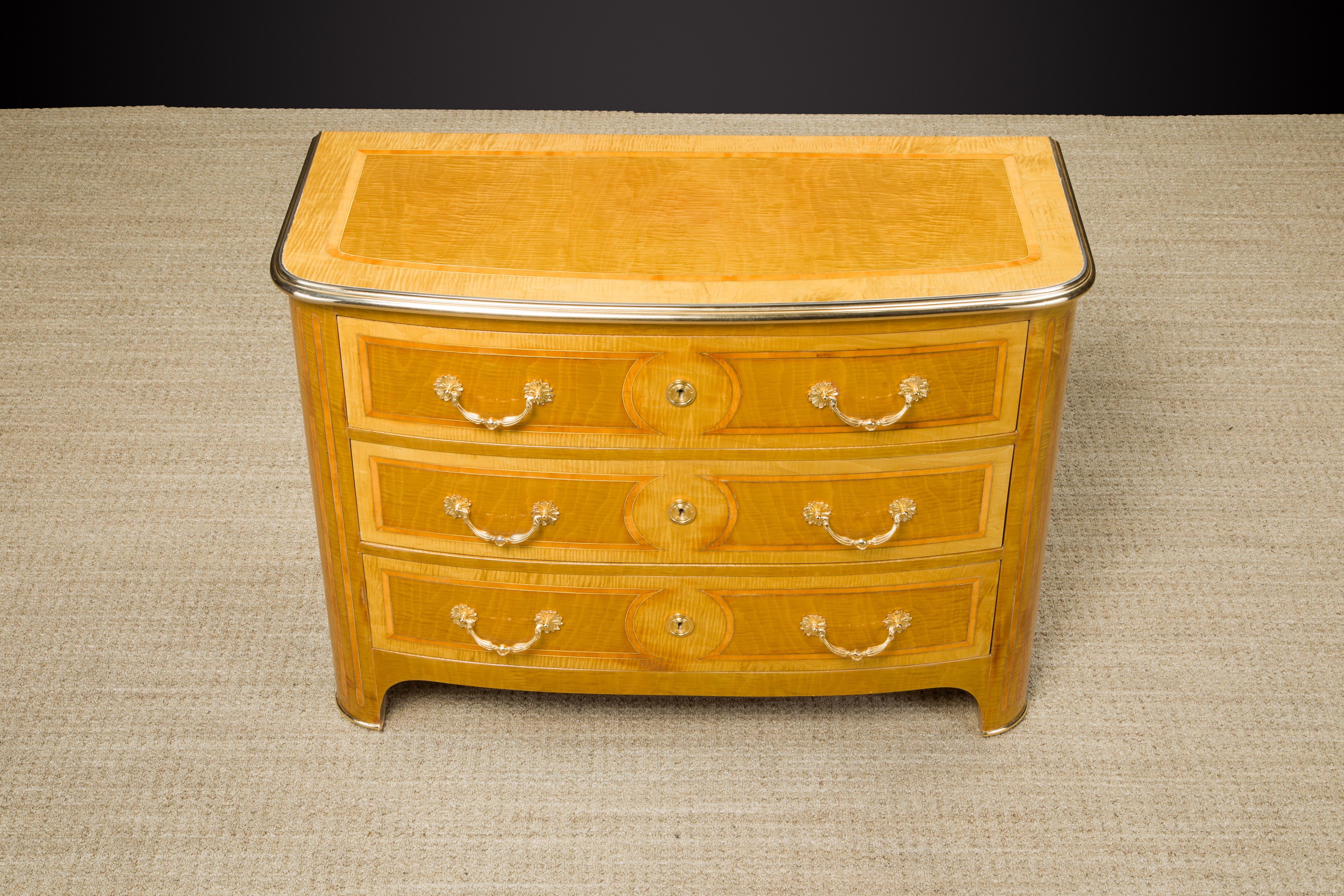 Intarsio Pregevole commode Regency Maison Jansen con intarsi in ottone e tarsie esotiche, anni '60 ca. in vendita