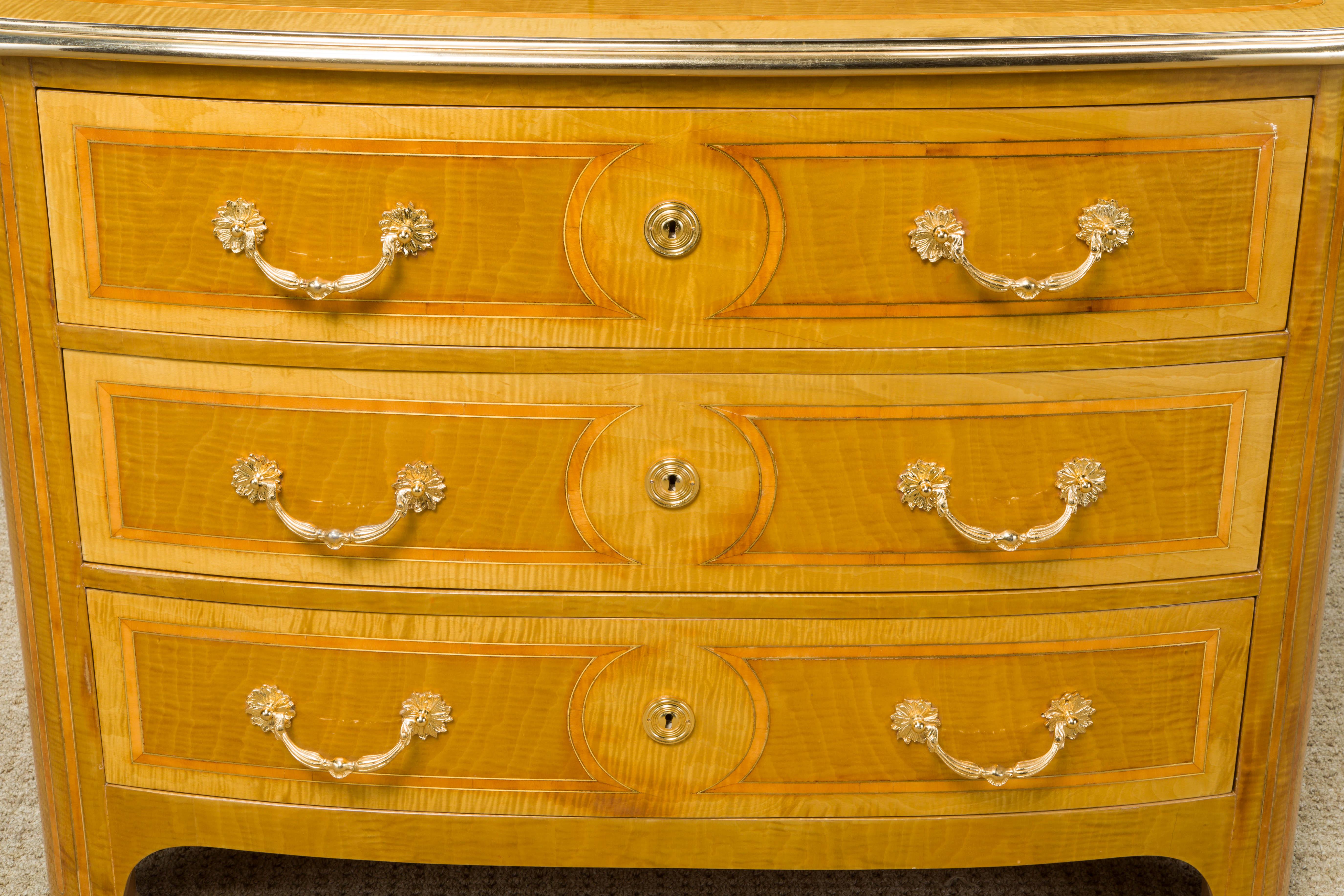 20ième siècle Commode Regency de la Maison Jansen en laiton incrusté et marqueterie exotique, vers les années 1960 en vente