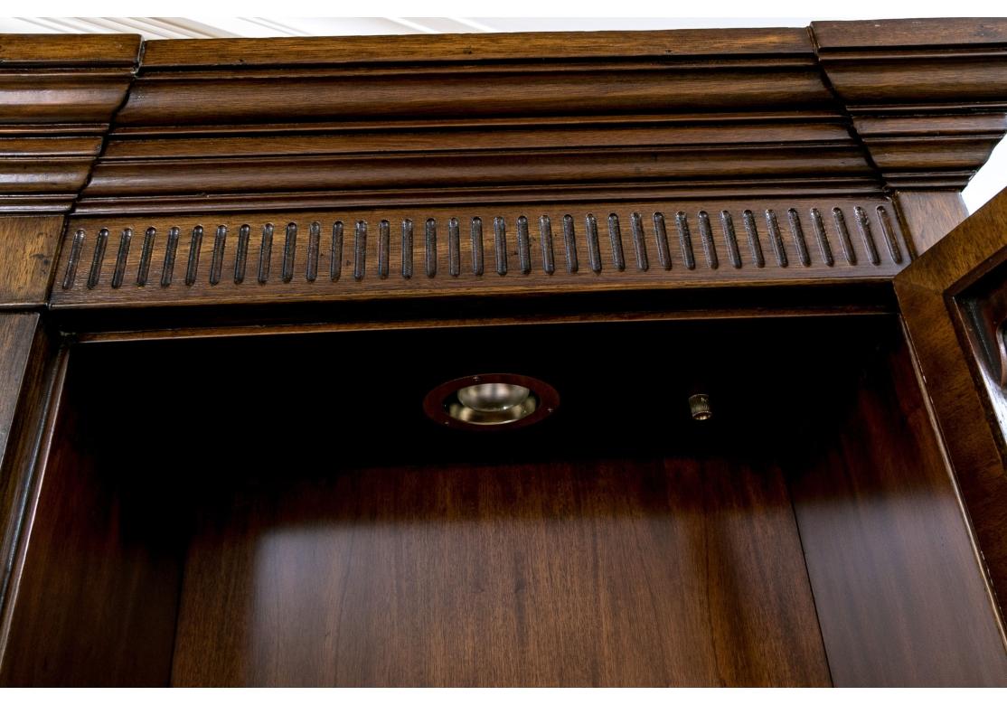 Georgianischer Maitland-Smith-Vitrinenschrank im Angebot 8