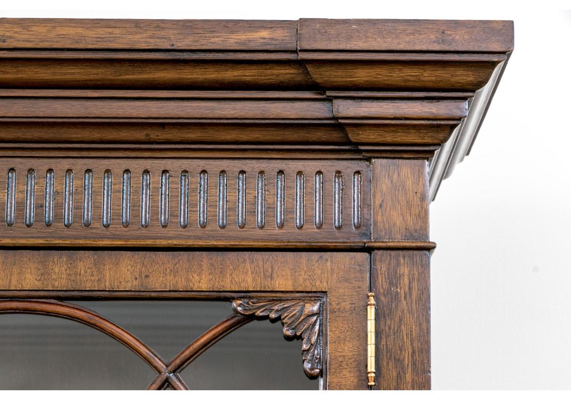 Georgianischer Maitland-Smith-Vitrinenschrank (Geschnitzt) im Angebot