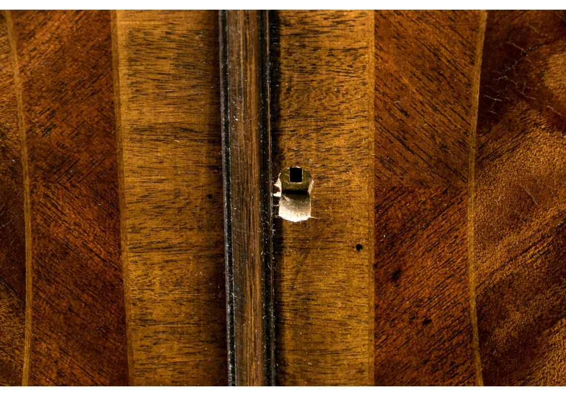 Georgianischer Maitland-Smith-Vitrinenschrank (Messing) im Angebot