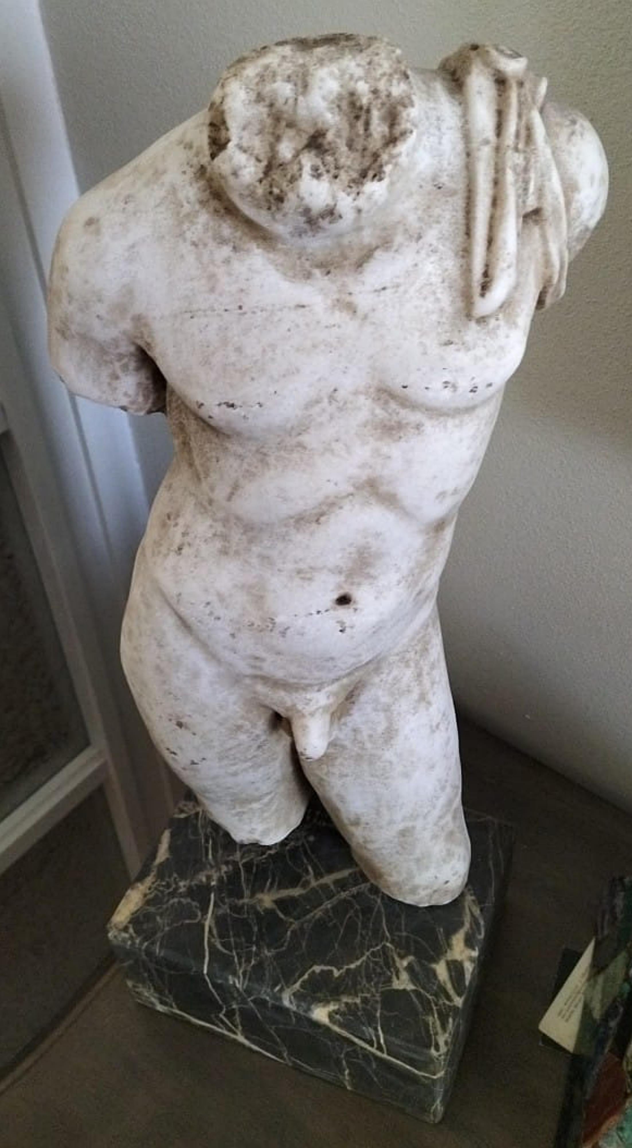 Beau torse d'homme en marbre grec de Thassos avec base en marbre impérial noir, fin du XVIIIe siècle AVEC VIDÉO

Origine Venise, collection privée.

Torse de grande qualité et de bonne facture, net et bien défini.
Le veinage et la patine du marbre