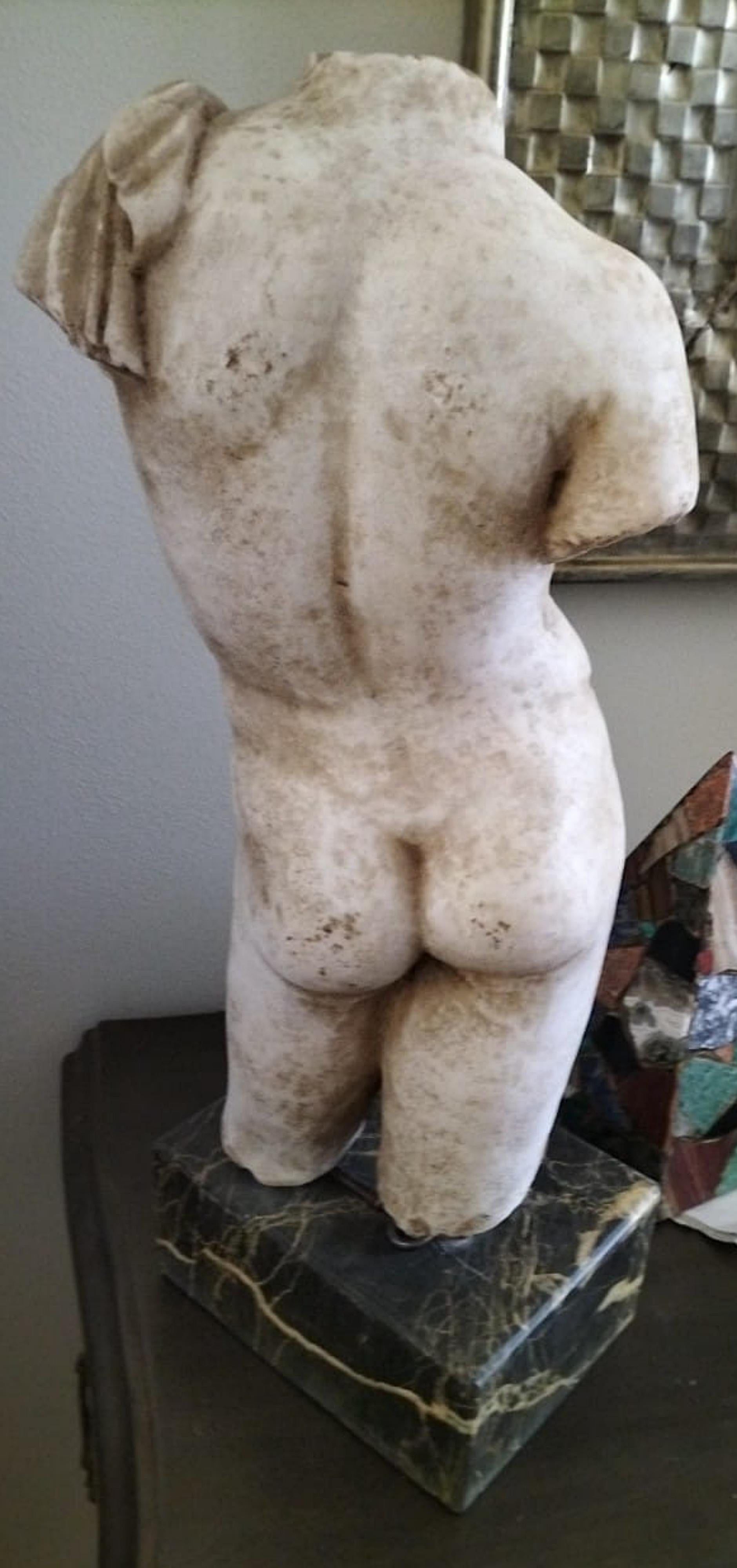 Baroque Beau torse d'homme en marbre grec de Thassos, base en marbre Imperial noir 18e siècle en vente