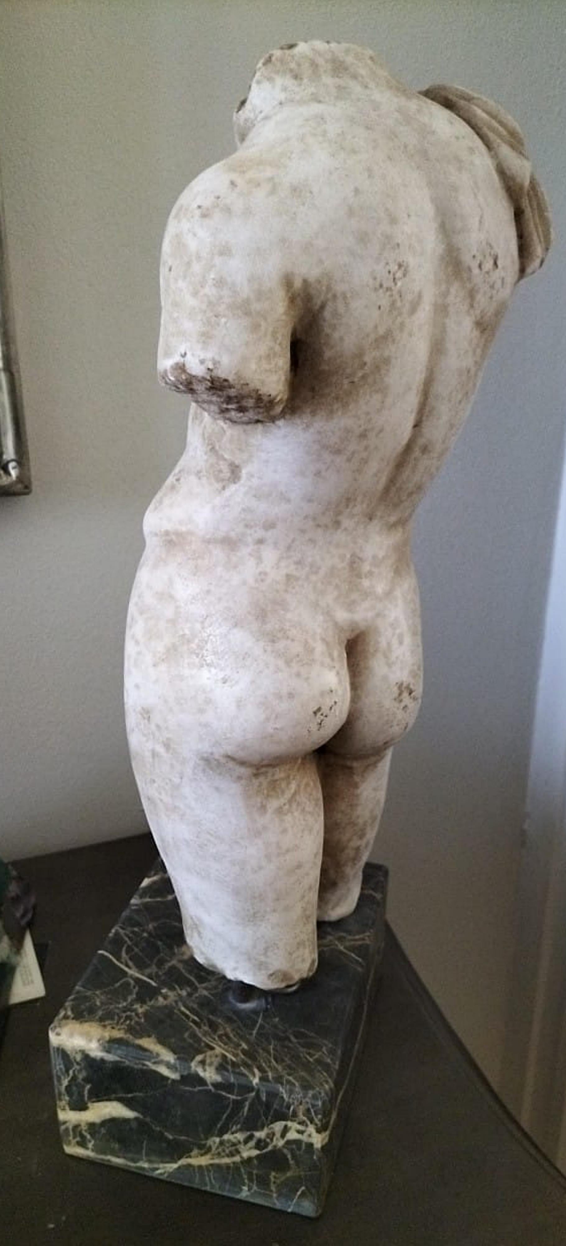 italien Beau torse d'homme en marbre grec de Thassos, base en marbre Imperial noir 18e siècle en vente
