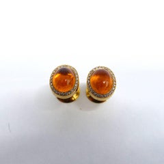 Ohrringe aus Roségold mit 2 Mandarinegranat-Cabouchons und Diamanten.