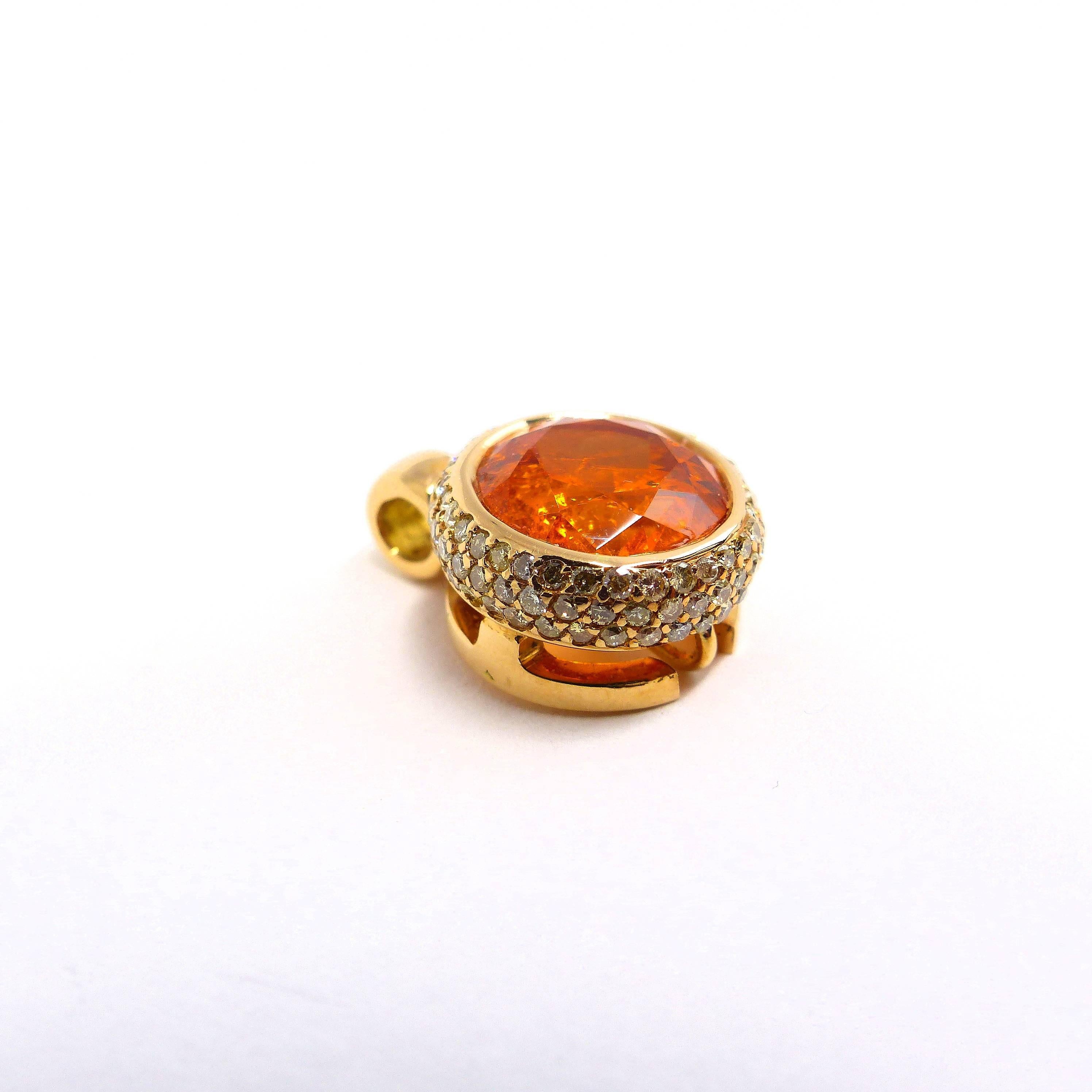 Thomas Leyser è famoso per i suoi design di gioielli contemporanei che utilizzano pietre preziose. 

Questo pendente in oro 18krose (4,23gr.) è incastonato con 1 granato mandarino sfaccettato rotondo di alta qualità da 10mm, 5,21cts. accentuato da
