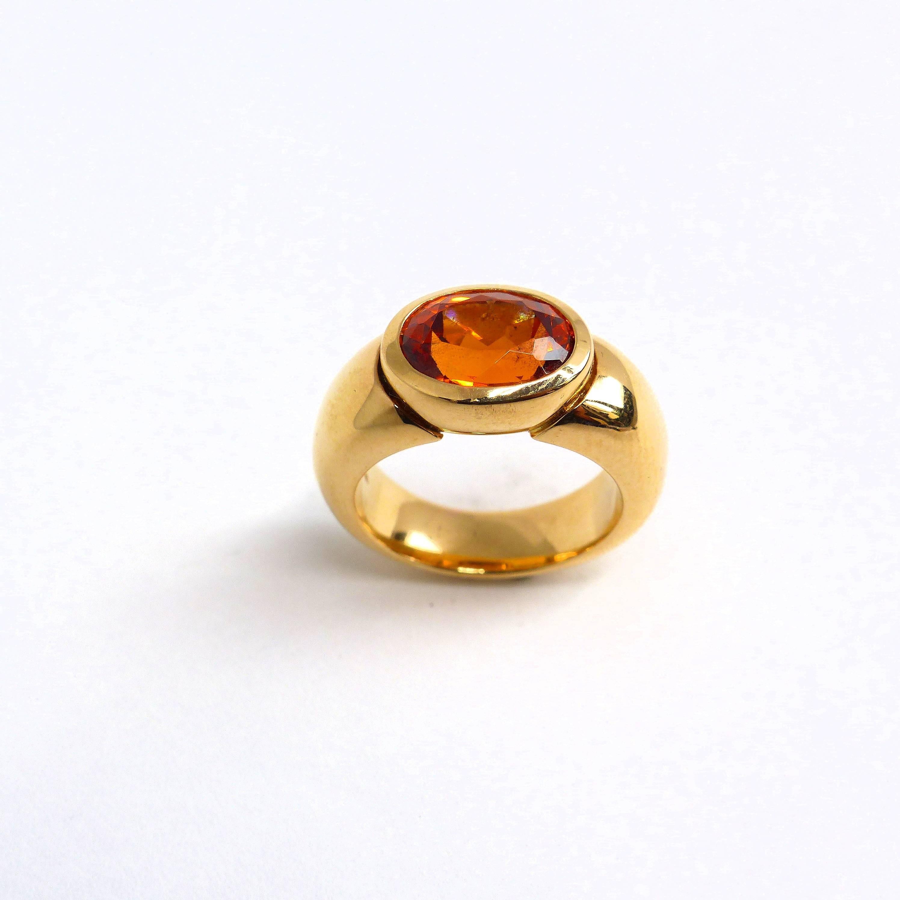 Thomas Leyser is renowned for his contemporary jewellery designs utilizing fine gemstones. 

This 18k rose gold (20.05) ring is set with 1x fine Mandarin Garnet (facetted, oval 11x8.5mm, 4.65cts). 

Ringsize: 6 3/4 (54)