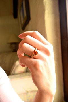 Bague en or rose avec 1 grenat mandarin et diamants.
