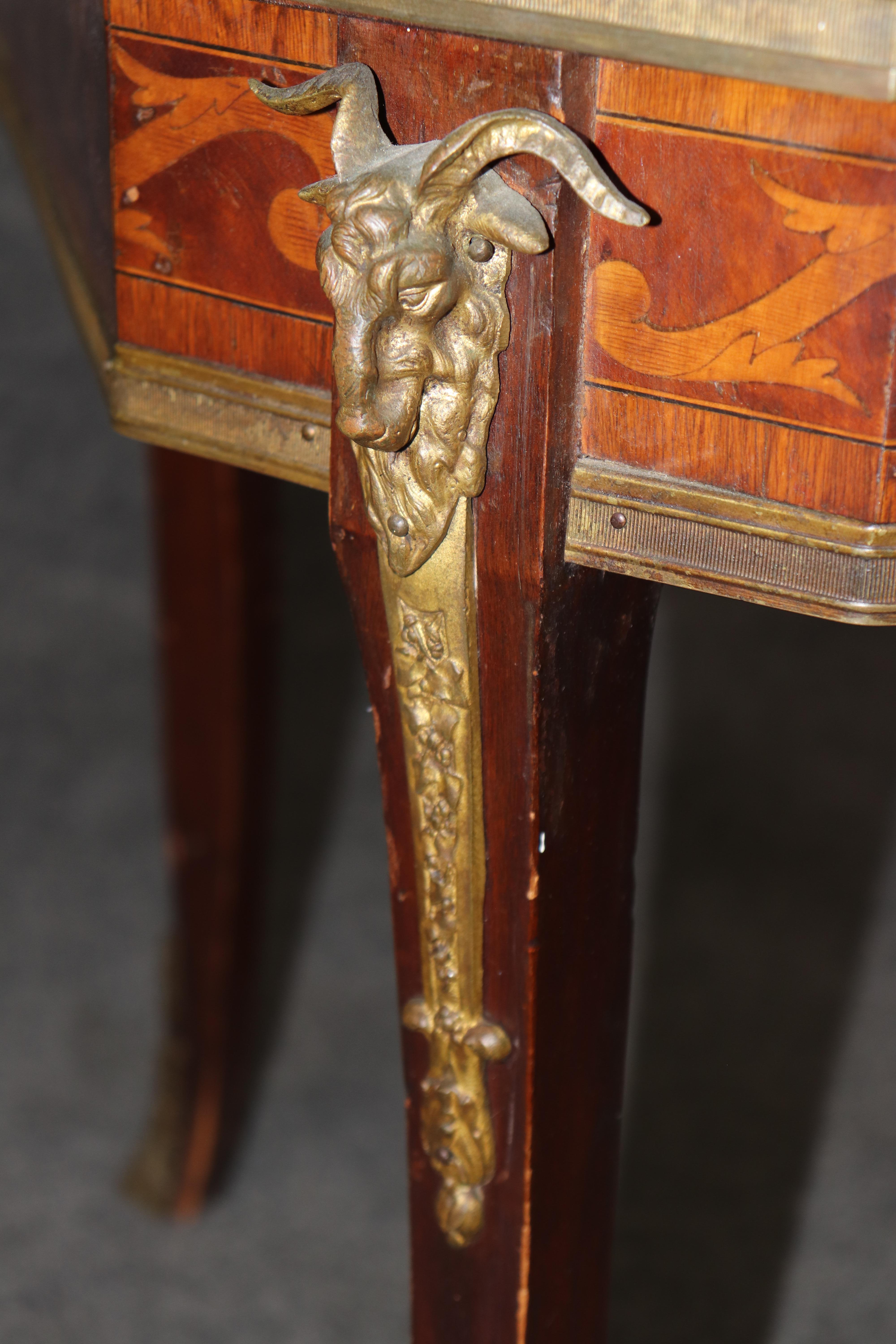 Table d'appoint en marbre et incrustation de noyer de style Louis XV à monture de bronze en vente 4