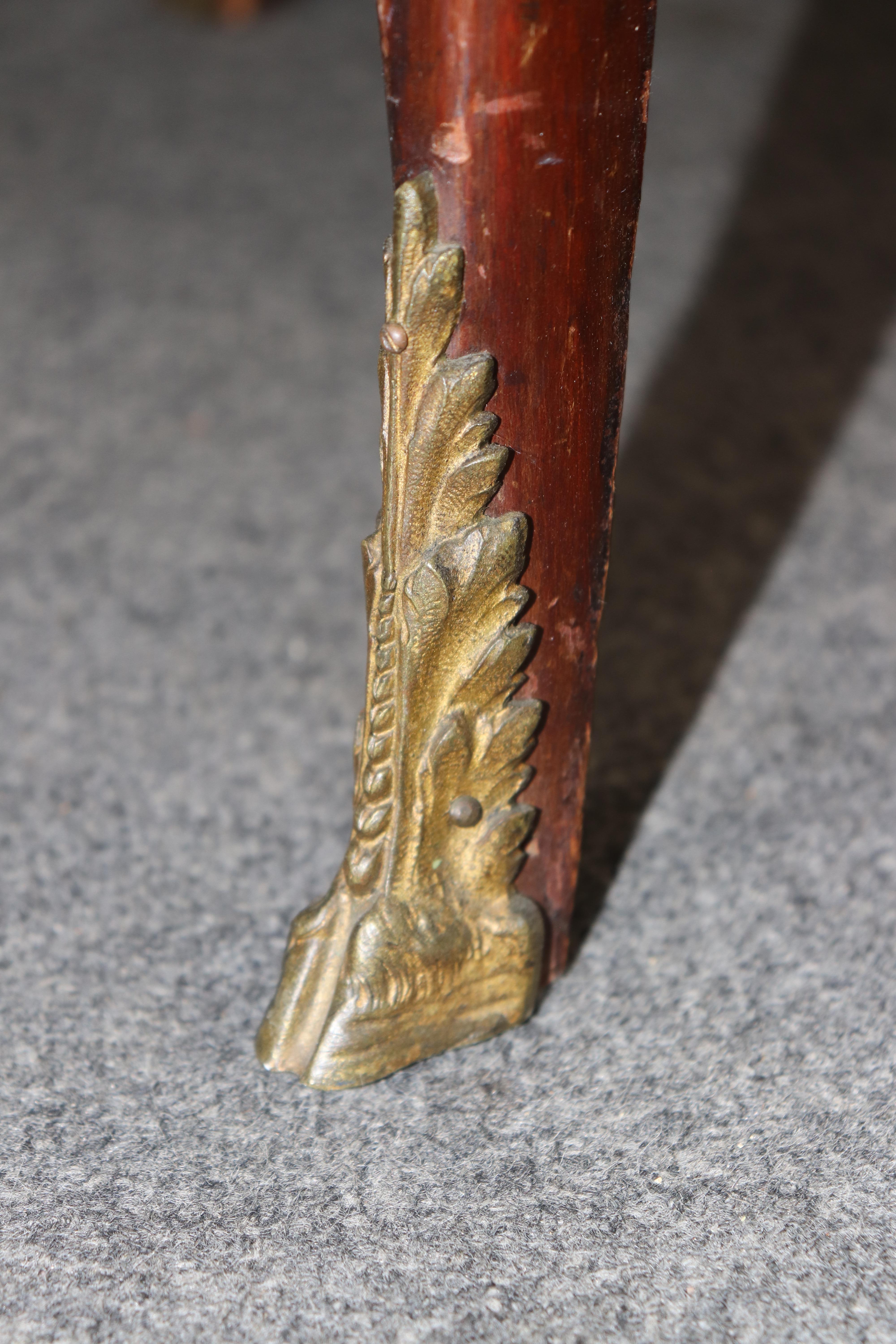 Table d'appoint en marbre et incrustation de noyer de style Louis XV à monture de bronze en vente 5