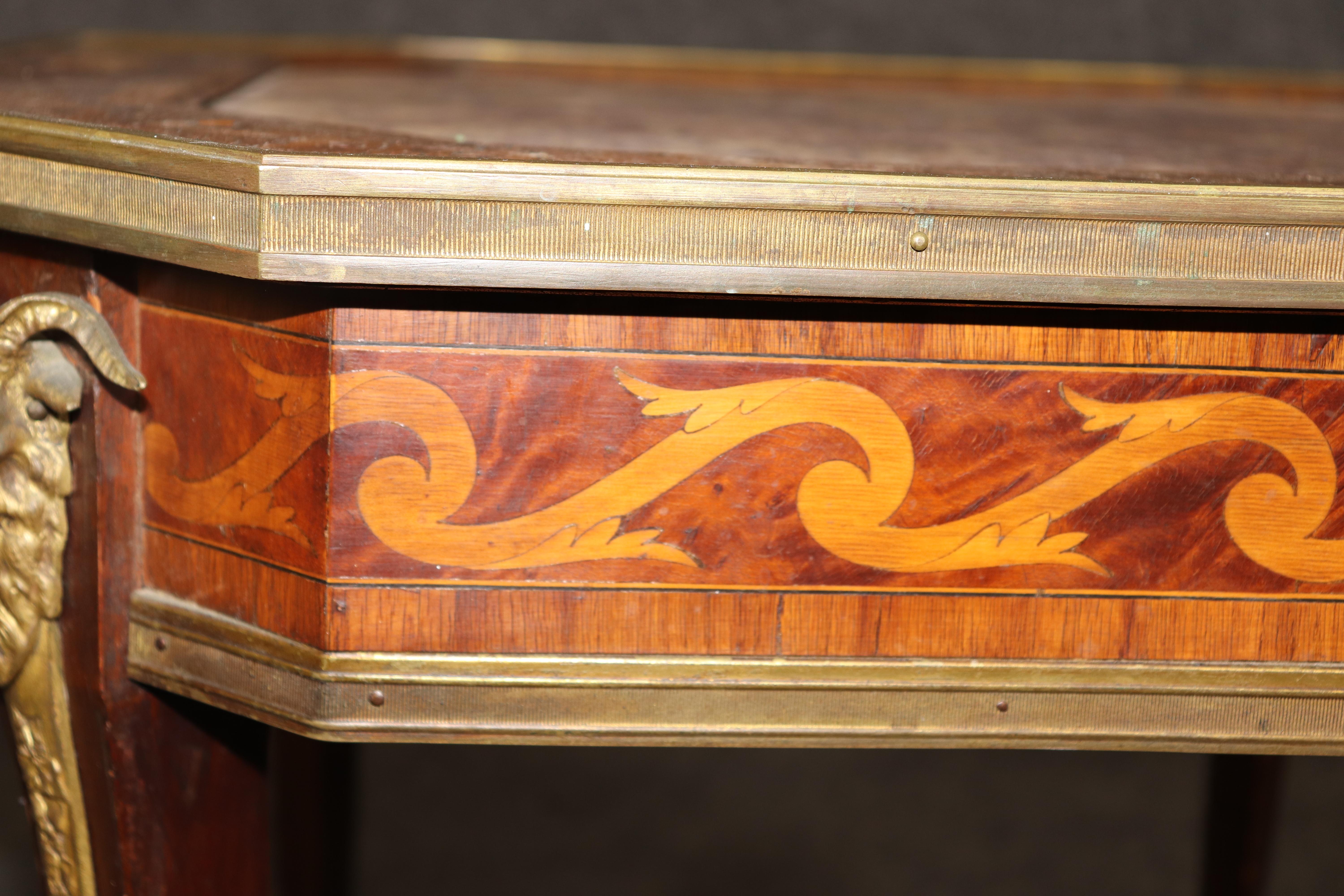 Table d'appoint en marbre et incrustation de noyer de style Louis XV à monture de bronze en vente 6
