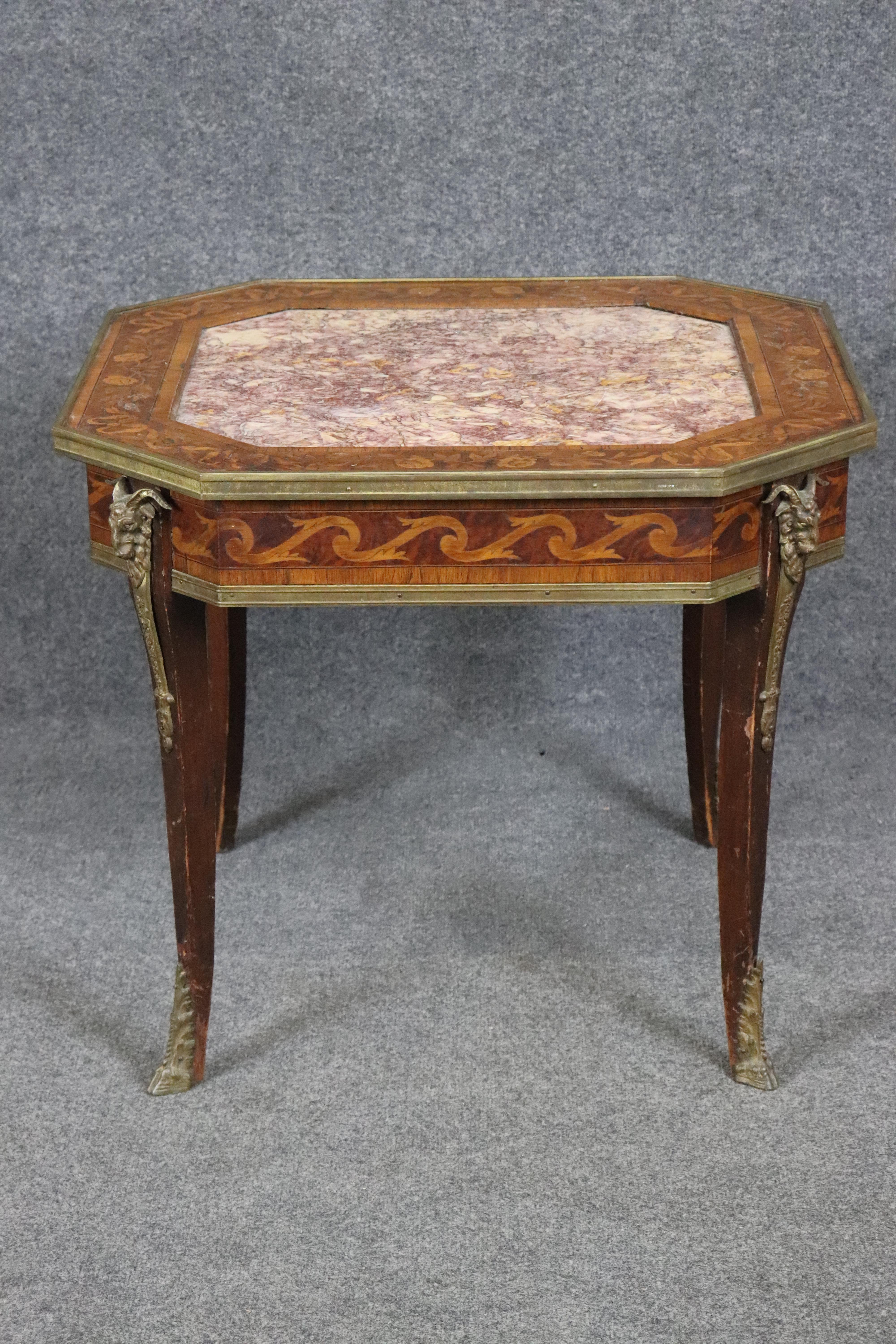 Français Table d'appoint en marbre et incrustation de noyer de style Louis XV à monture de bronze en vente
