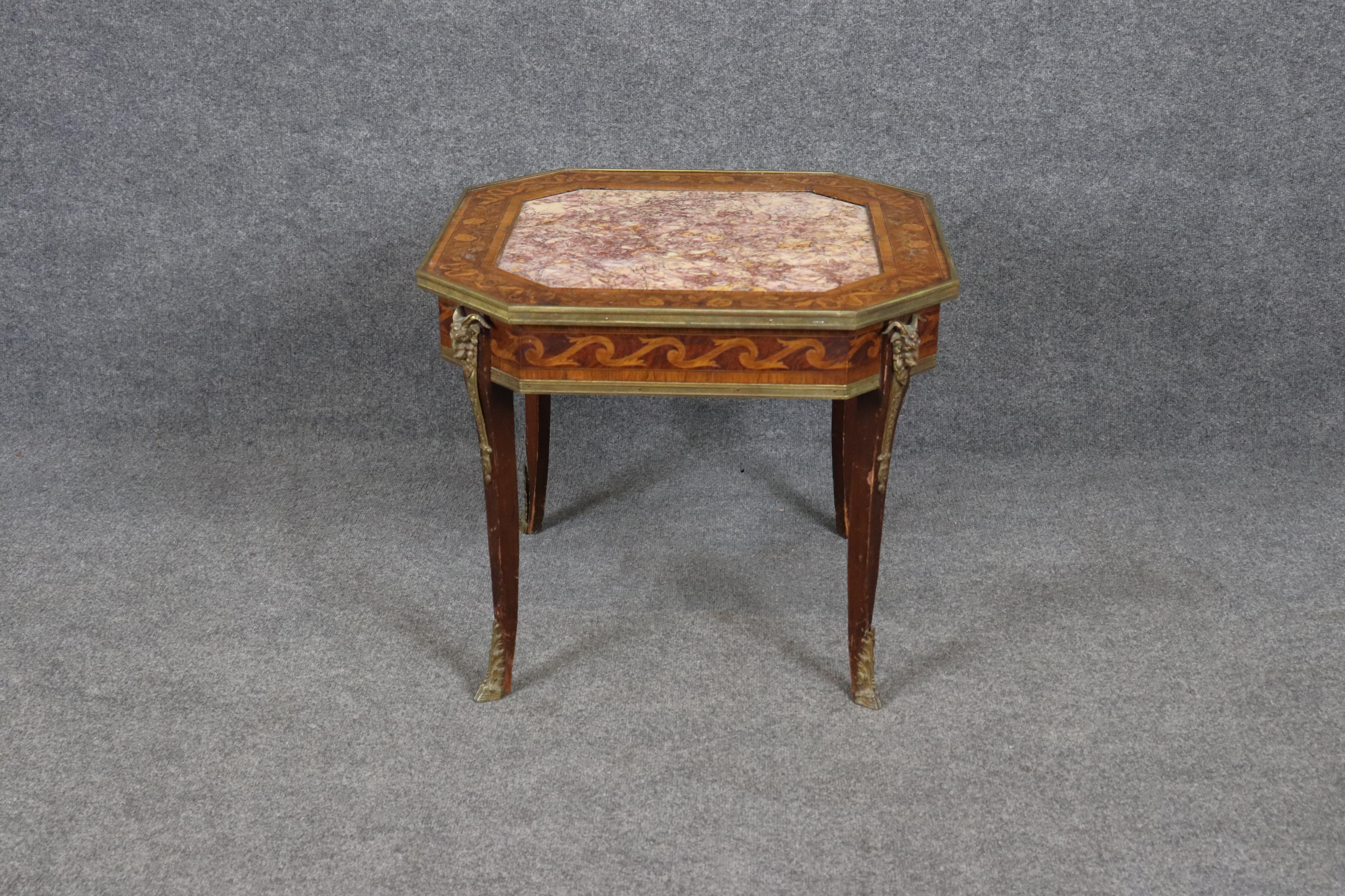 Table d'appoint en marbre et incrustation de noyer de style Louis XV à monture de bronze Bon état - En vente à Swedesboro, NJ