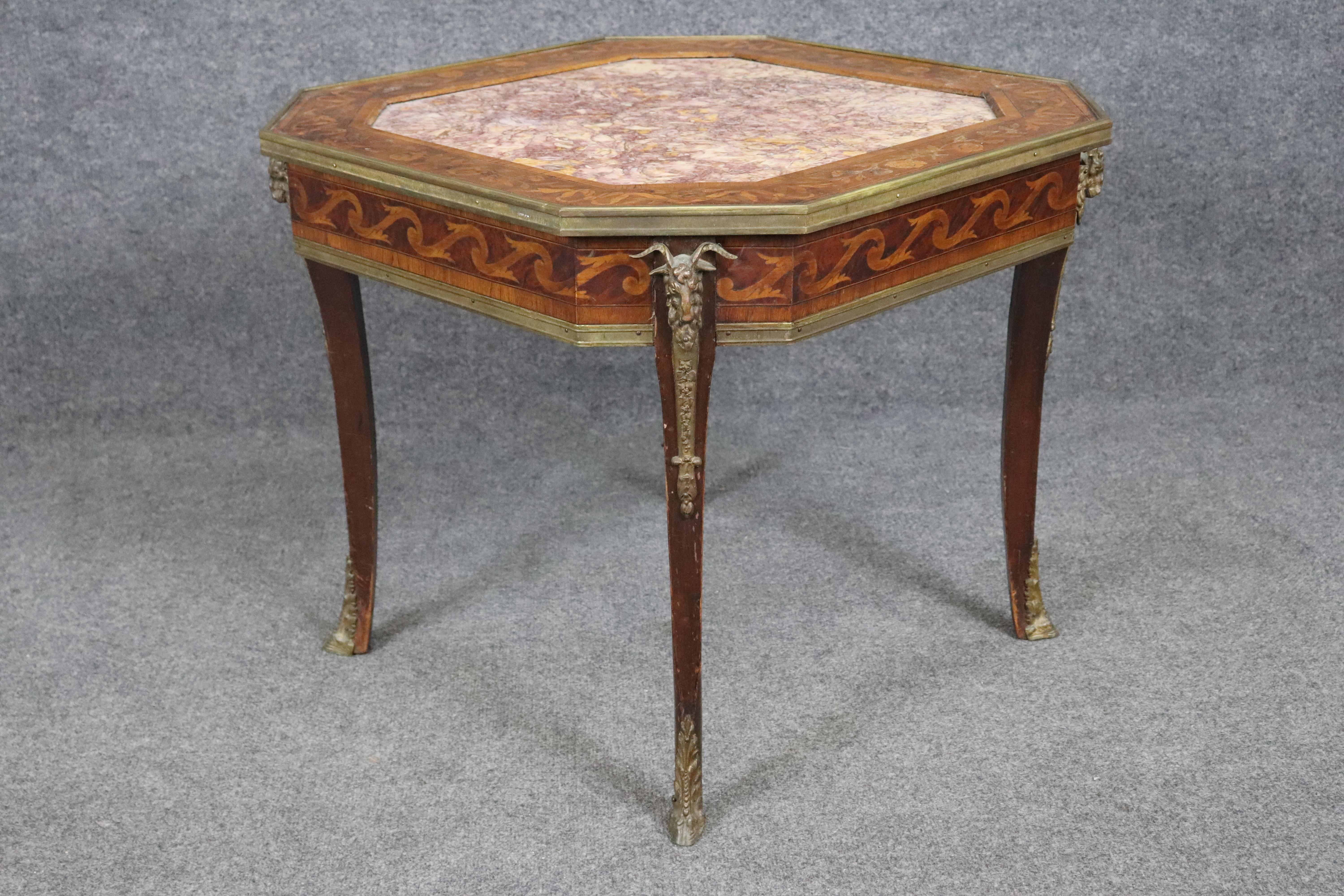 Début du 20ème siècle Table d'appoint en marbre et incrustation de noyer de style Louis XV à monture de bronze en vente